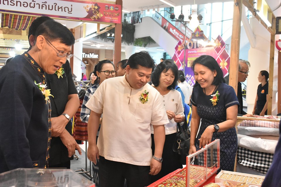 พิธีเปิดงาน “OTOP อำนาจเจริญ มรดกท้องถิ่น กลิ่นอายภูมิปัญญา พัฒนาสู่สากล” ณ ศูนย์การค้าเสริมไทยคอมเพล็กซ์ อำเภอเมืองมหาสารคาม จังหวัดมหาสารคาม
