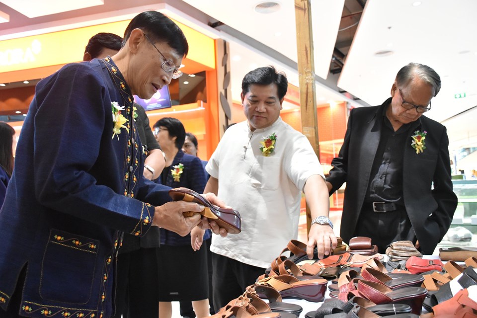 พิธีเปิดงาน “OTOP อำนาจเจริญ มรดกท้องถิ่น กลิ่นอายภูมิปัญญา พัฒนาสู่สากล” ณ ศูนย์การค้าเสริมไทยคอมเพล็กซ์ อำเภอเมืองมหาสารคาม จังหวัดมหาสารคาม