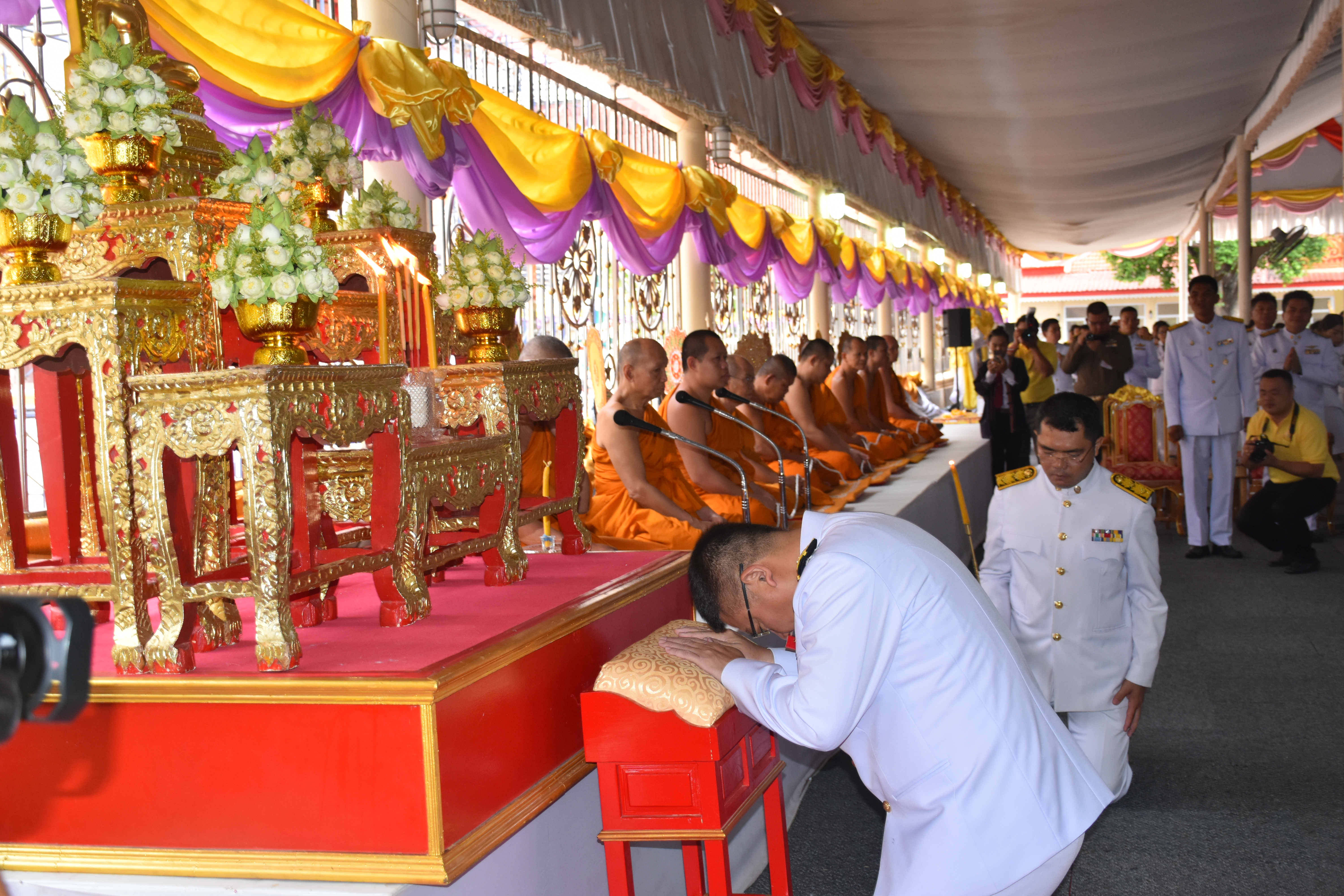 @ มหาสารคาม เมืองตักสิลานคร 3 มิถุนายน 2562 เวลา 07.00 น. พิธีทำบุญตักบาตร และพิธีลงนามถวายพระพรชัยมงคลสมเด็จพระนางเจ้าฯ พระบรมราชินี เนื่องในโอกาสวันเฉลิมพระชนมพรรษาสมเด็จพระนางเจ้าฯ พระบรมราชินี ณ วัดมหาชัย พระอารามหลวง อำเภอเมืองมหาสารคาม จังหวัดมหาสารคาม