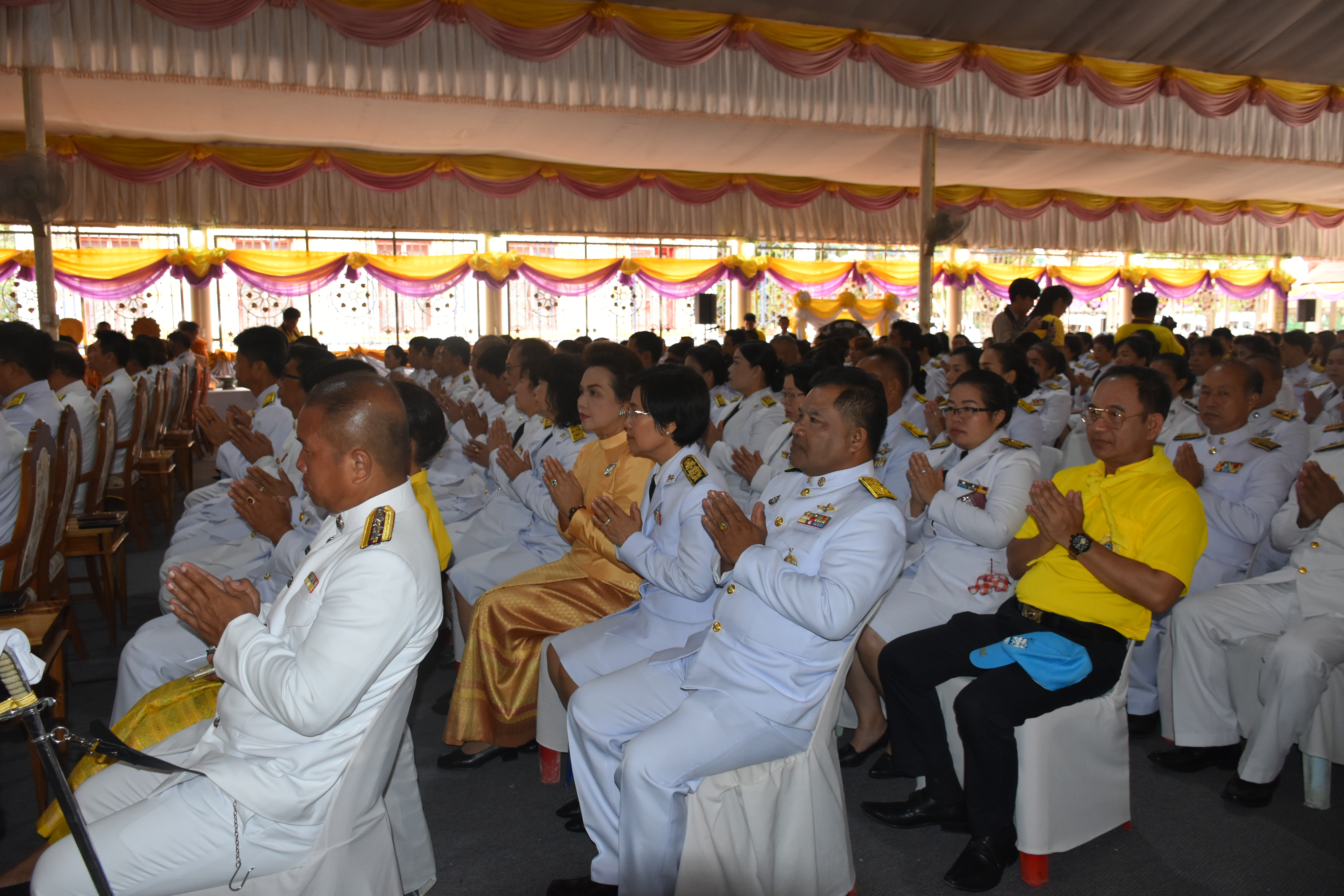 @ มหาสารคาม เมืองตักสิลานคร 3 มิถุนายน 2562 เวลา 07.00 น. พิธีทำบุญตักบาตร และพิธีลงนามถวายพระพรชัยมงคลสมเด็จพระนางเจ้าฯ พระบรมราชินี เนื่องในโอกาสวันเฉลิมพระชนมพรรษาสมเด็จพระนางเจ้าฯ พระบรมราชินี ณ วัดมหาชัย พระอารามหลวง อำเภอเมืองมหาสารคาม จังหวัดมหาสารคาม