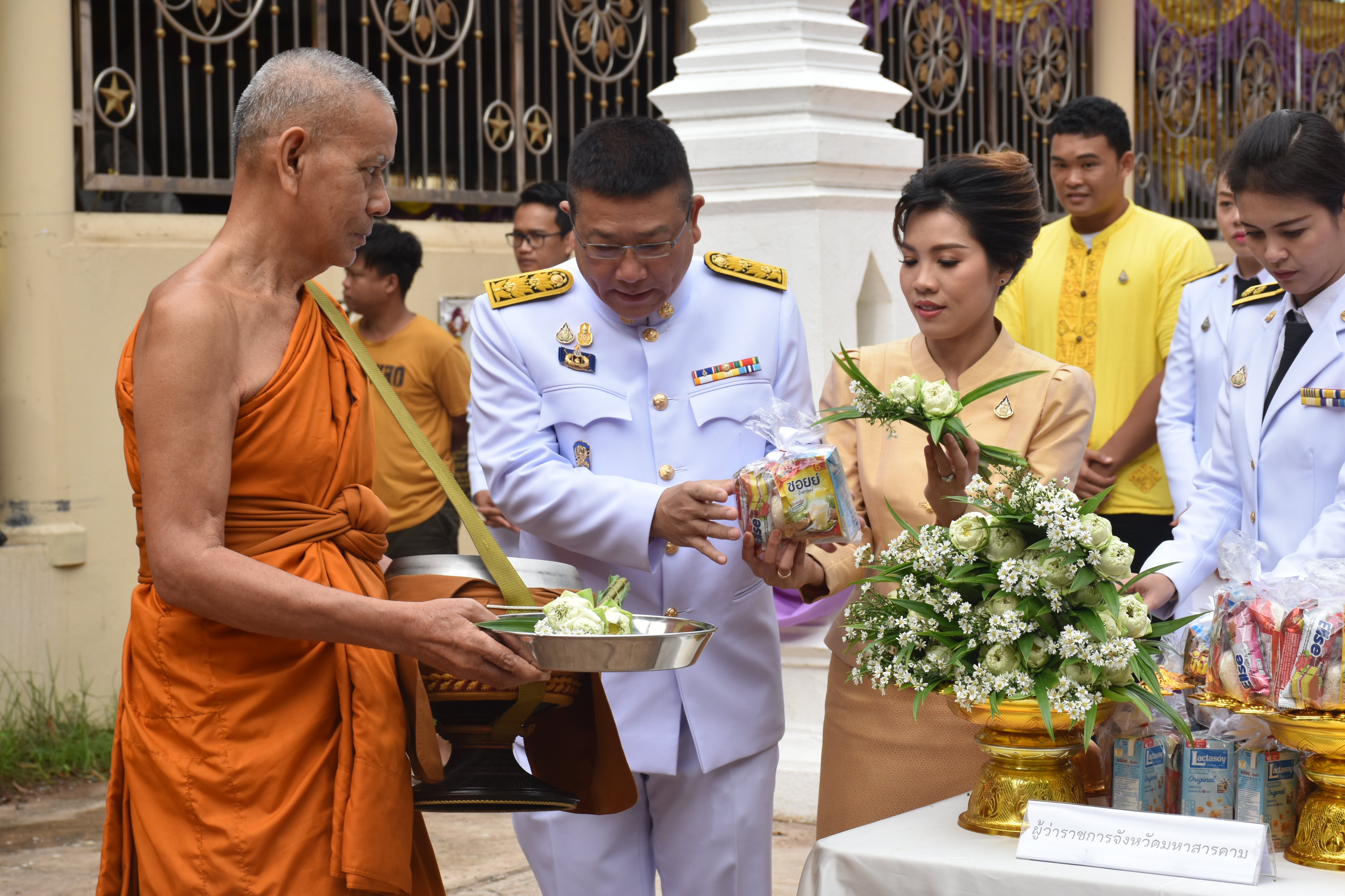 @ มหาสารคาม เมืองตักสิลานคร 3 มิถุนายน 2562 เวลา 07.00 น. พิธีทำบุญตักบาตร และพิธีลงนามถวายพระพรชัยมงคลสมเด็จพระนางเจ้าฯ พระบรมราชินี เนื่องในโอกาสวันเฉลิมพระชนมพรรษาสมเด็จพระนางเจ้าฯ พระบรมราชินี ณ วัดมหาชัย พระอารามหลวง อำเภอเมืองมหาสารคาม จังหวัดมหาสารคาม
