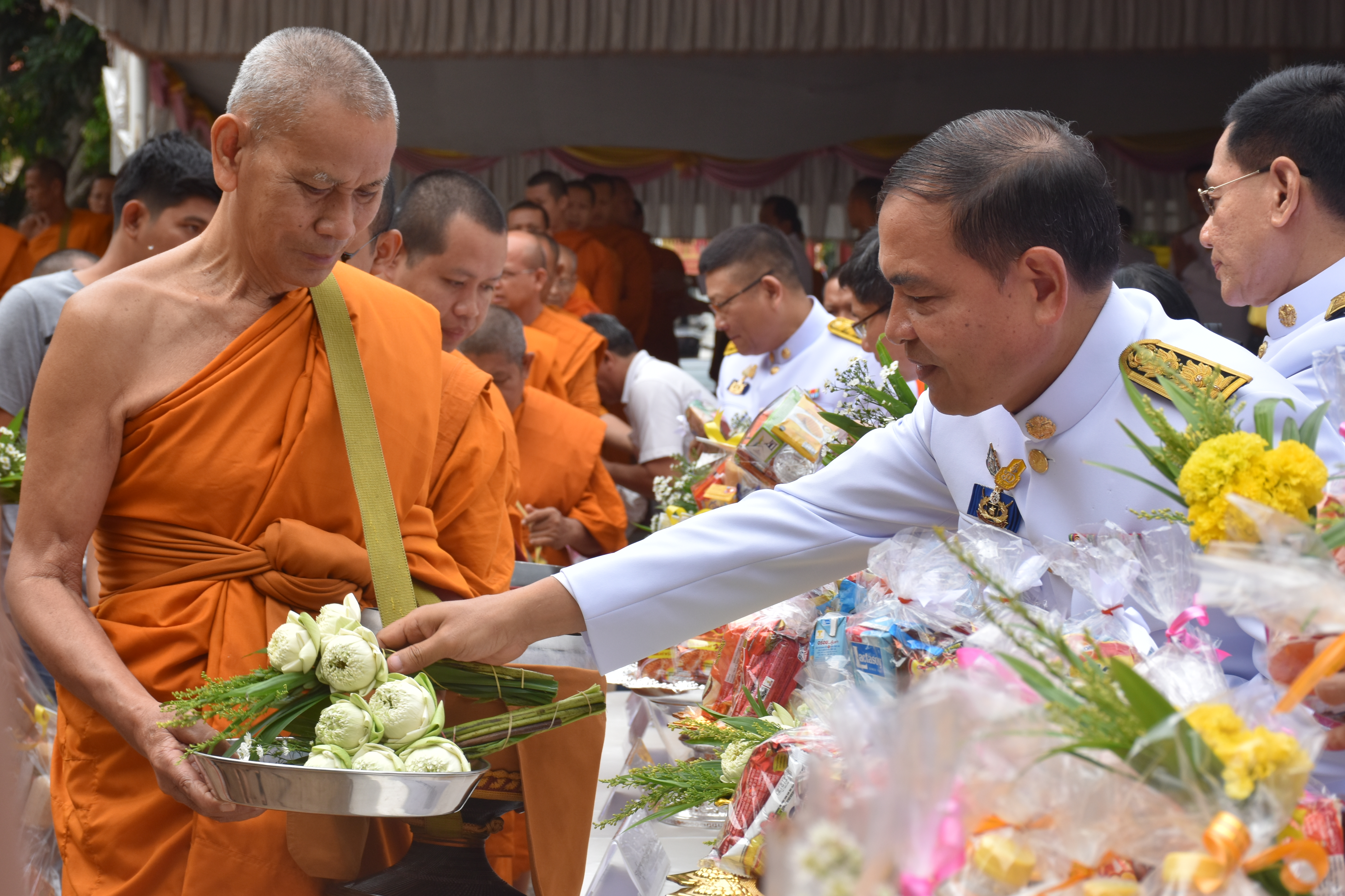 @ มหาสารคาม เมืองตักสิลานคร 3 มิถุนายน 2562 เวลา 07.00 น. พิธีทำบุญตักบาตร และพิธีลงนามถวายพระพรชัยมงคลสมเด็จพระนางเจ้าฯ พระบรมราชินี เนื่องในโอกาสวันเฉลิมพระชนมพรรษาสมเด็จพระนางเจ้าฯ พระบรมราชินี ณ วัดมหาชัย พระอารามหลวง อำเภอเมืองมหาสารคาม จังหวัดมหาสารคาม