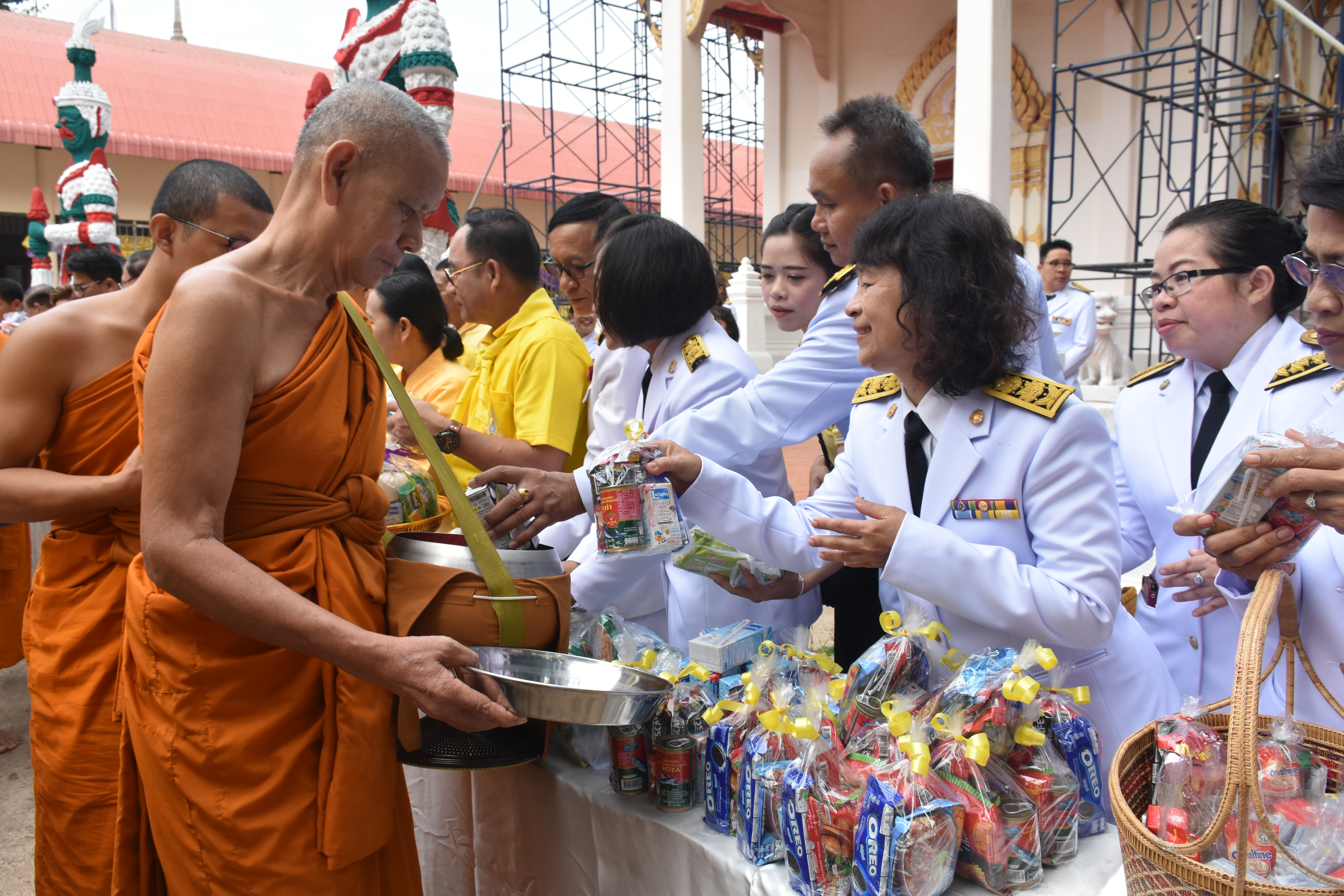 @ มหาสารคาม เมืองตักสิลานคร 3 มิถุนายน 2562 เวลา 07.00 น. พิธีทำบุญตักบาตร และพิธีลงนามถวายพระพรชัยมงคลสมเด็จพระนางเจ้าฯ พระบรมราชินี เนื่องในโอกาสวันเฉลิมพระชนมพรรษาสมเด็จพระนางเจ้าฯ พระบรมราชินี ณ วัดมหาชัย พระอารามหลวง อำเภอเมืองมหาสารคาม จังหวัดมหาสารคาม
