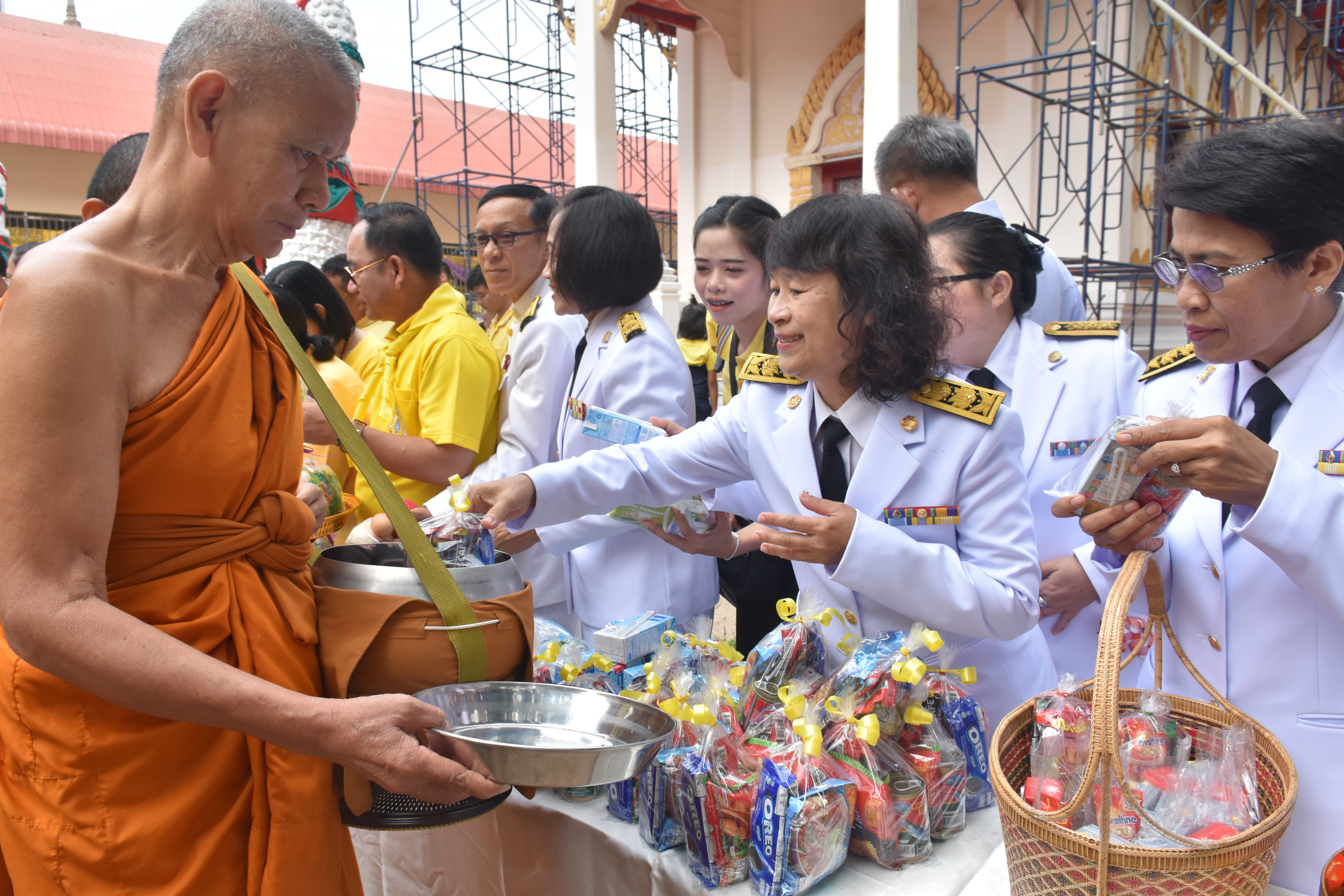 @ มหาสารคาม เมืองตักสิลานคร 3 มิถุนายน 2562 เวลา 07.00 น. พิธีทำบุญตักบาตร และพิธีลงนามถวายพระพรชัยมงคลสมเด็จพระนางเจ้าฯ พระบรมราชินี เนื่องในโอกาสวันเฉลิมพระชนมพรรษาสมเด็จพระนางเจ้าฯ พระบรมราชินี ณ วัดมหาชัย พระอารามหลวง อำเภอเมืองมหาสารคาม จังหวัดมหาสารคาม