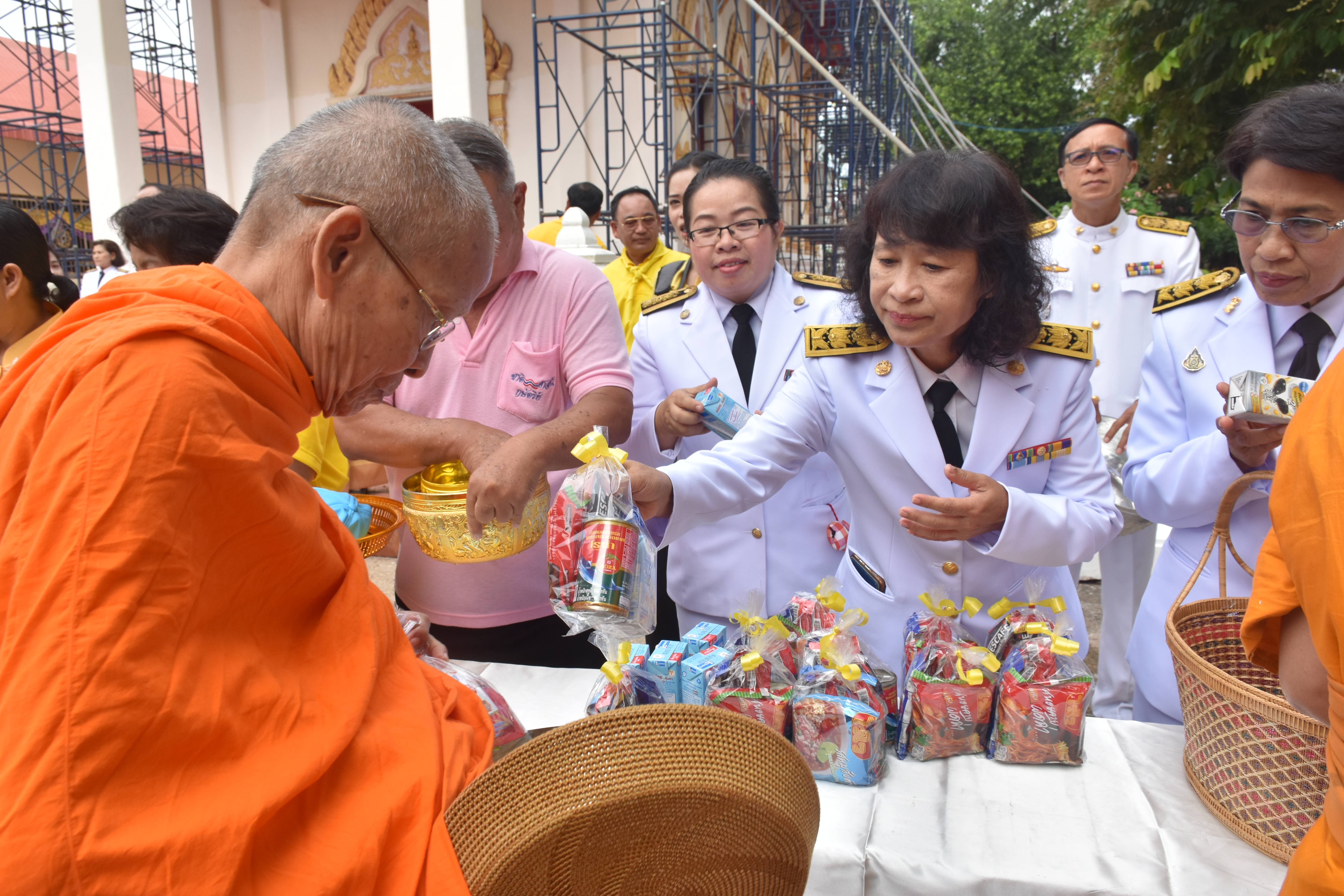 @ มหาสารคาม เมืองตักสิลานคร 3 มิถุนายน 2562 เวลา 07.00 น. พิธีทำบุญตักบาตร และพิธีลงนามถวายพระพรชัยมงคลสมเด็จพระนางเจ้าฯ พระบรมราชินี เนื่องในโอกาสวันเฉลิมพระชนมพรรษาสมเด็จพระนางเจ้าฯ พระบรมราชินี ณ วัดมหาชัย พระอารามหลวง อำเภอเมืองมหาสารคาม จังหวัดมหาสารคาม