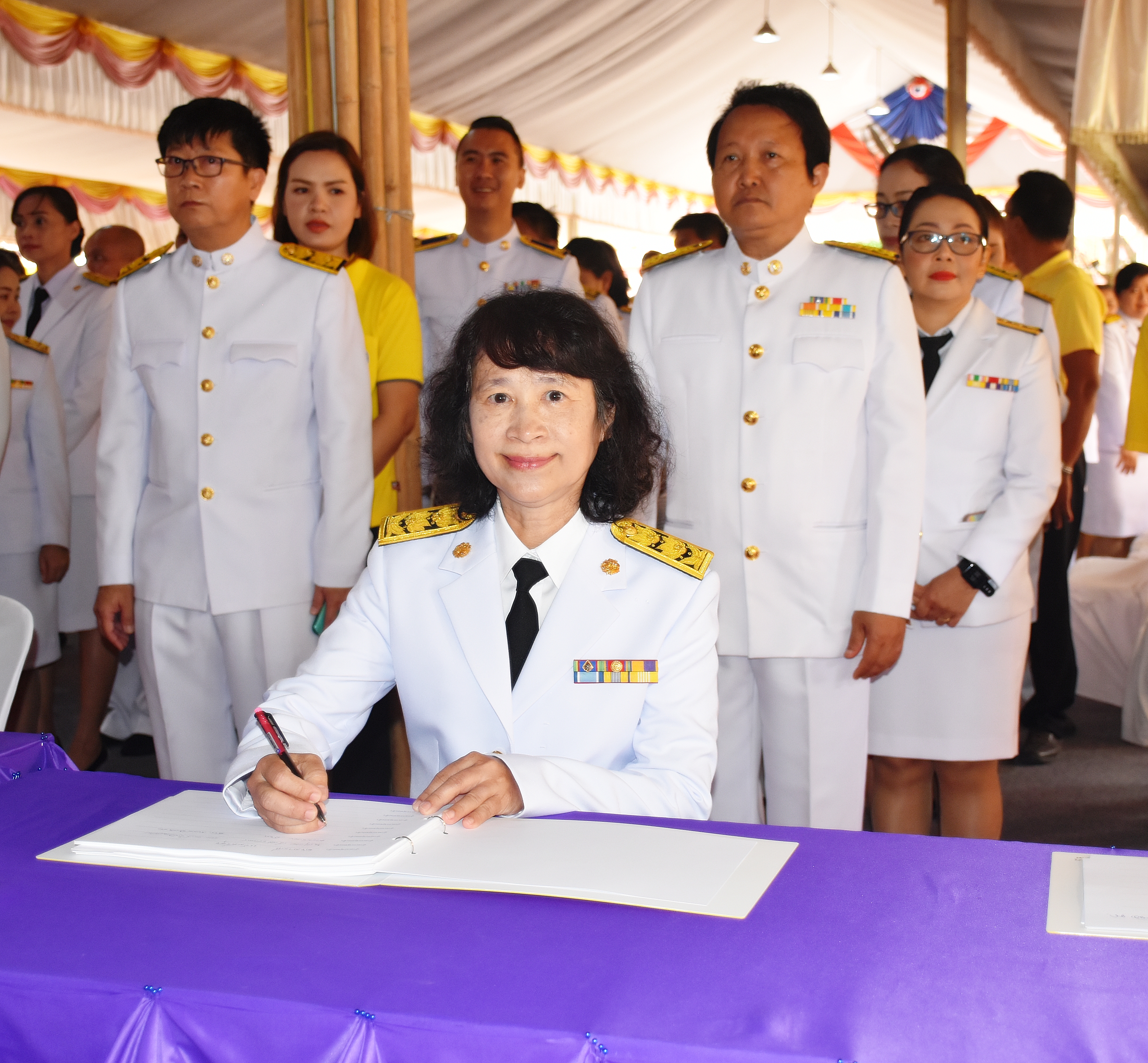 @ มหาสารคาม เมืองตักสิลานคร 3 มิถุนายน 2562 เวลา 07.00 น. พิธีทำบุญตักบาตร และพิธีลงนามถวายพระพรชัยมงคลสมเด็จพระนางเจ้าฯ พระบรมราชินี เนื่องในโอกาสวันเฉลิมพระชนมพรรษาสมเด็จพระนางเจ้าฯ พระบรมราชินี ณ วัดมหาชัย พระอารามหลวง อำเภอเมืองมหาสารคาม จังหวัดมหาสารคาม