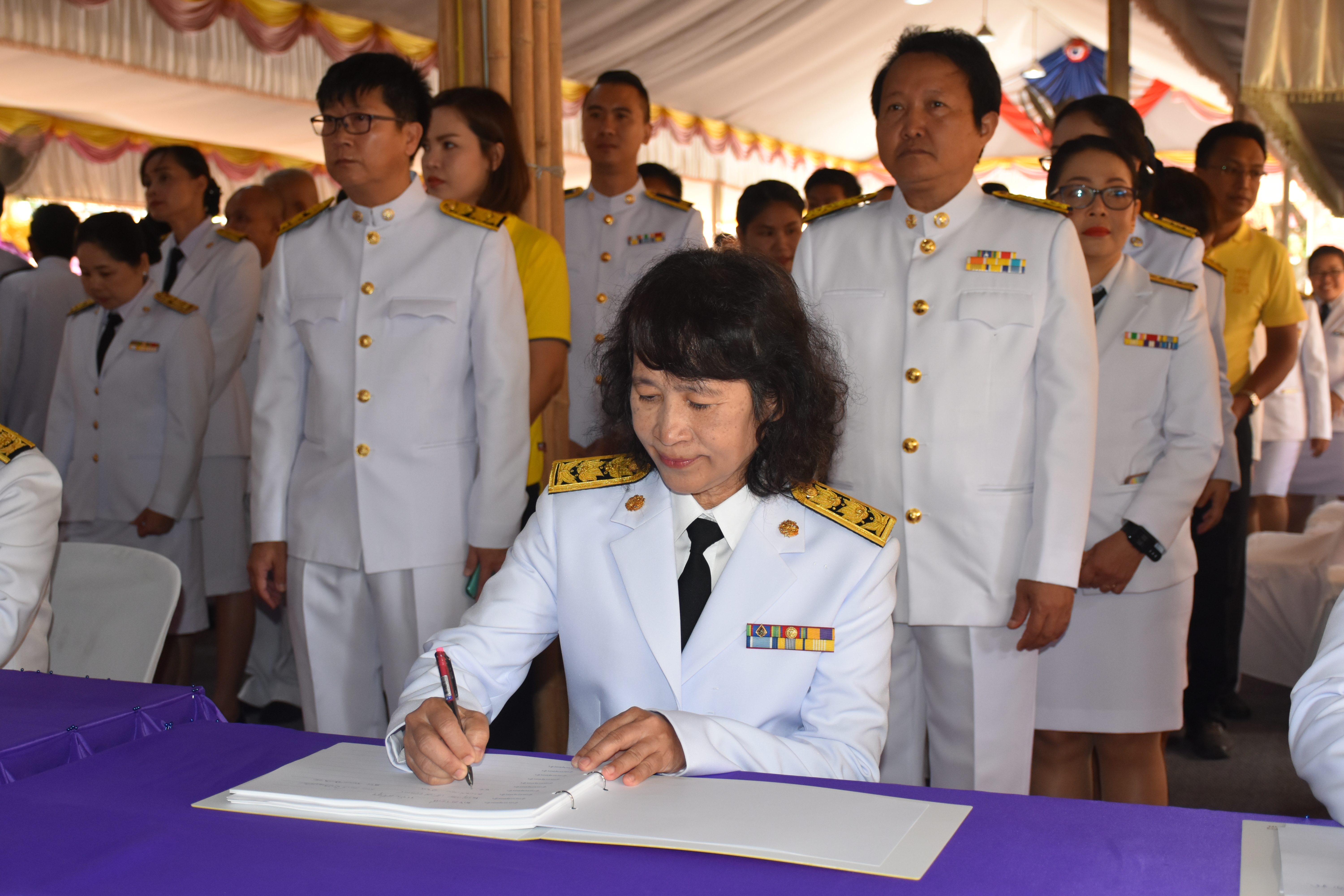 @ มหาสารคาม เมืองตักสิลานคร 3 มิถุนายน 2562 เวลา 07.00 น. พิธีทำบุญตักบาตร และพิธีลงนามถวายพระพรชัยมงคลสมเด็จพระนางเจ้าฯ พระบรมราชินี เนื่องในโอกาสวันเฉลิมพระชนมพรรษาสมเด็จพระนางเจ้าฯ พระบรมราชินี ณ วัดมหาชัย พระอารามหลวง อำเภอเมืองมหาสารคาม จังหวัดมหาสารคาม
