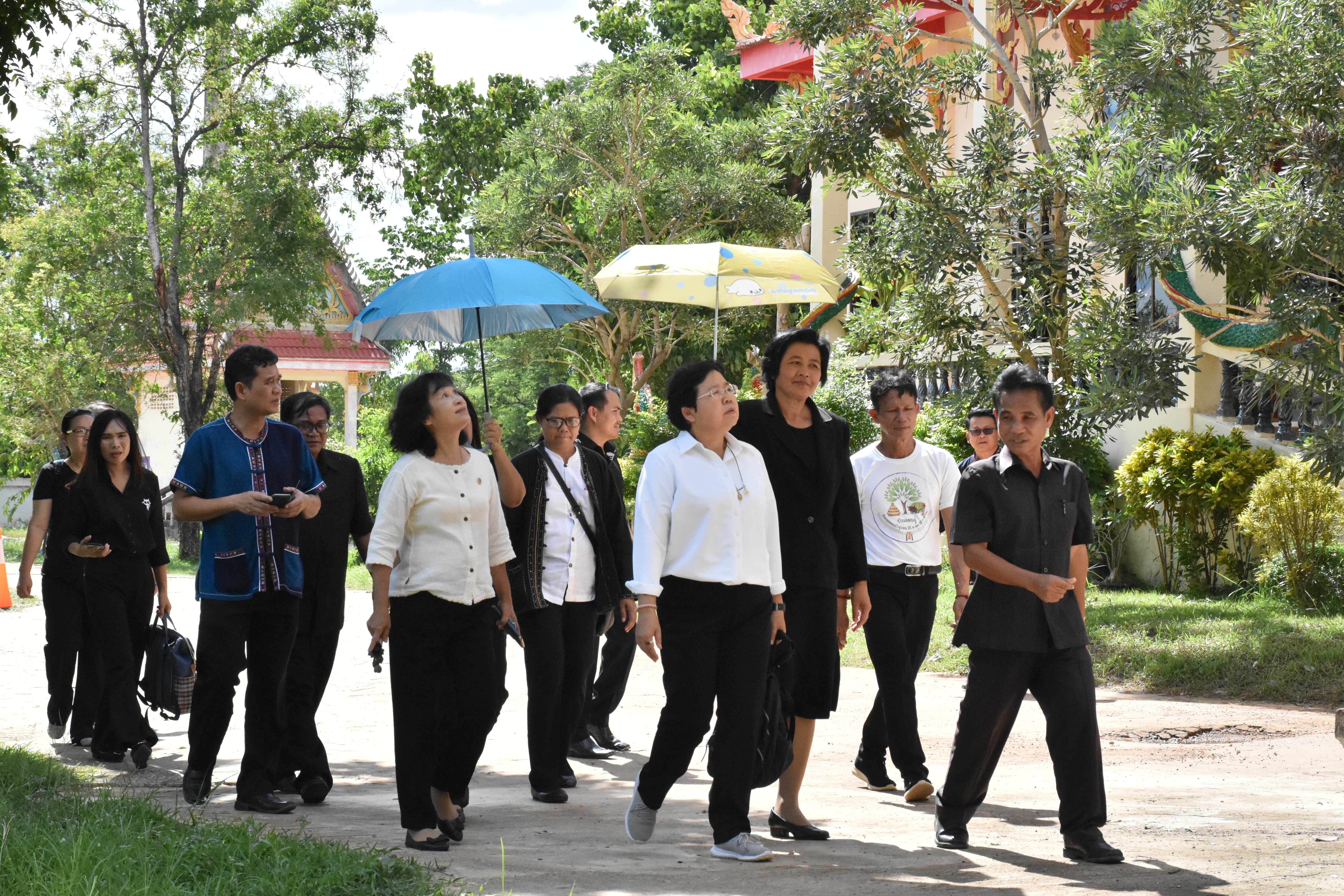 7 มิถุนายน 2562 เวลา 14.00 น. นางสาวศันสนีย์ ทาสม ผู้ตรวจราชการกรมการพัฒนาชุมชน ให้เกียรติลงพื้นที่ตรวจติดตามการดำเนินงาน พร้อมให้การสนับสนุน และคำแนะนำในการขับเคลื่อนโครงการพัฒนาหมู่บ้านเศรษฐกิจพอเพียง มั่นคง มั่งคั่ง ยั่งยืน เฉลิมเฉลิมพระเกียรติ เนื่องในโอกาสมหามงคลพระราชพิธีบรมราชาภิเษก บ้านดอนดู่ หมู่ที่ 9 ตำบลคันธารราษฎร์ อำเภอกันทรวิชัย จังหวัดมหาสารคาม