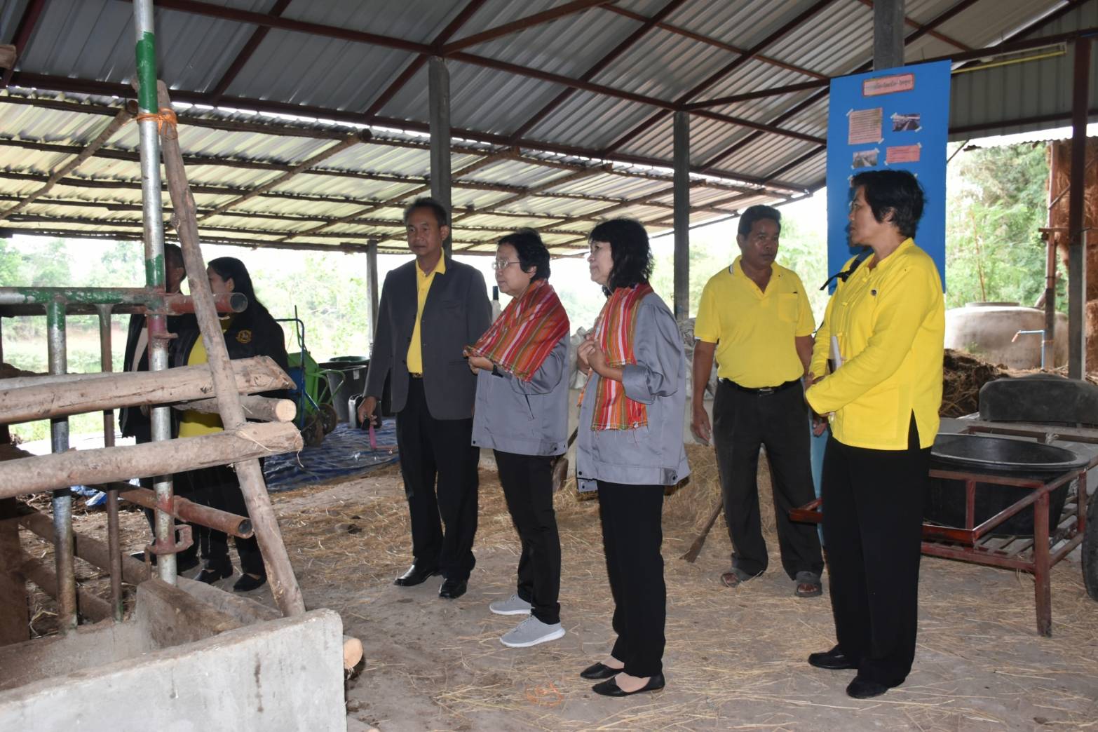 @ มหาสารคาม เมืองตักสิลานคร 3 กรกฎาคม 2562 เวลา 09.00 น.นางสาวศันสนีย์ ทาสม ผู้ตรวจราชการกรมการพัฒนาชุมชนเขตตรวจราชการกลุ่มจังหวัดภาคตะวันออกเฉียงเหนือตอนกลางและคณะกรรมการพิจารณาคัดเลือกกิจกรรม ตามโครงการเชิดชูเกียรติศูนย์จัดการกองทุนชุมชนดีเด่น ลงพื้นที่ประเมินผลเพื่อคัดเลือกศูนย์จัดการกองทุนชุมชนดีเด่น บ้านหินปูน ม.17 ต.เขวาใหญ่ อ.กันทรวิชัย จ.มหาสารคาม