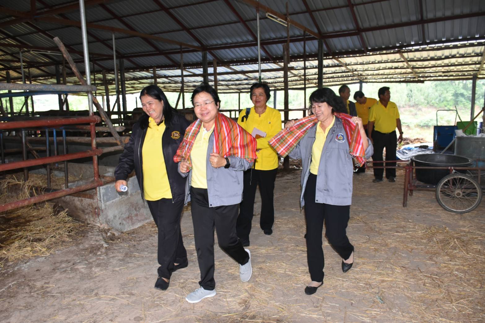 @ มหาสารคาม เมืองตักสิลานคร 3 กรกฎาคม 2562 เวลา 09.00 น.นางสาวศันสนีย์ ทาสม ผู้ตรวจราชการกรมการพัฒนาชุมชนเขตตรวจราชการกลุ่มจังหวัดภาคตะวันออกเฉียงเหนือตอนกลางและคณะกรรมการพิจารณาคัดเลือกกิจกรรม ตามโครงการเชิดชูเกียรติศูนย์จัดการกองทุนชุมชนดีเด่น ลงพื้นที่ประเมินผลเพื่อคัดเลือกศูนย์จัดการกองทุนชุมชนดีเด่น บ้านหินปูน ม.17 ต.เขวาใหญ่ อ.กันทรวิชัย จ.มหาสารคาม