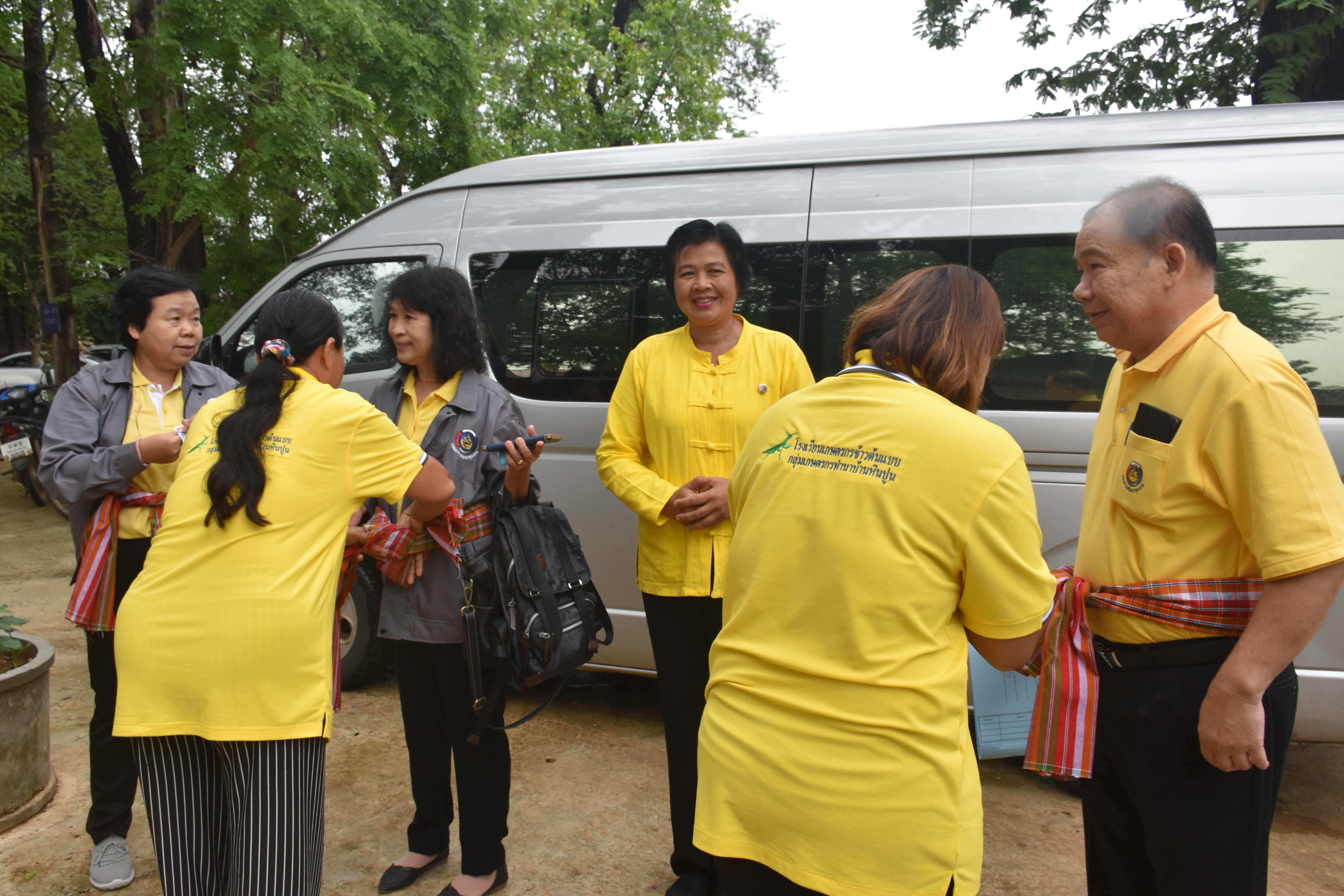 @ มหาสารคาม เมืองตักสิลานคร 3 กรกฎาคม 2562 เวลา 09.00 น.นางสาวศันสนีย์ ทาสม ผู้ตรวจราชการกรมการพัฒนาชุมชนเขตตรวจราชการกลุ่มจังหวัดภาคตะวันออกเฉียงเหนือตอนกลางและคณะกรรมการพิจารณาคัดเลือกกิจกรรม ตามโครงการเชิดชูเกียรติศูนย์จัดการกองทุนชุมชนดีเด่น ลงพื้นที่ประเมินผลเพื่อคัดเลือกศูนย์จัดการกองทุนชุมชนดีเด่น บ้านหินปูน ม.17 ต.เขวาใหญ่ อ.กันทรวิชัย จ.มหาสารคาม