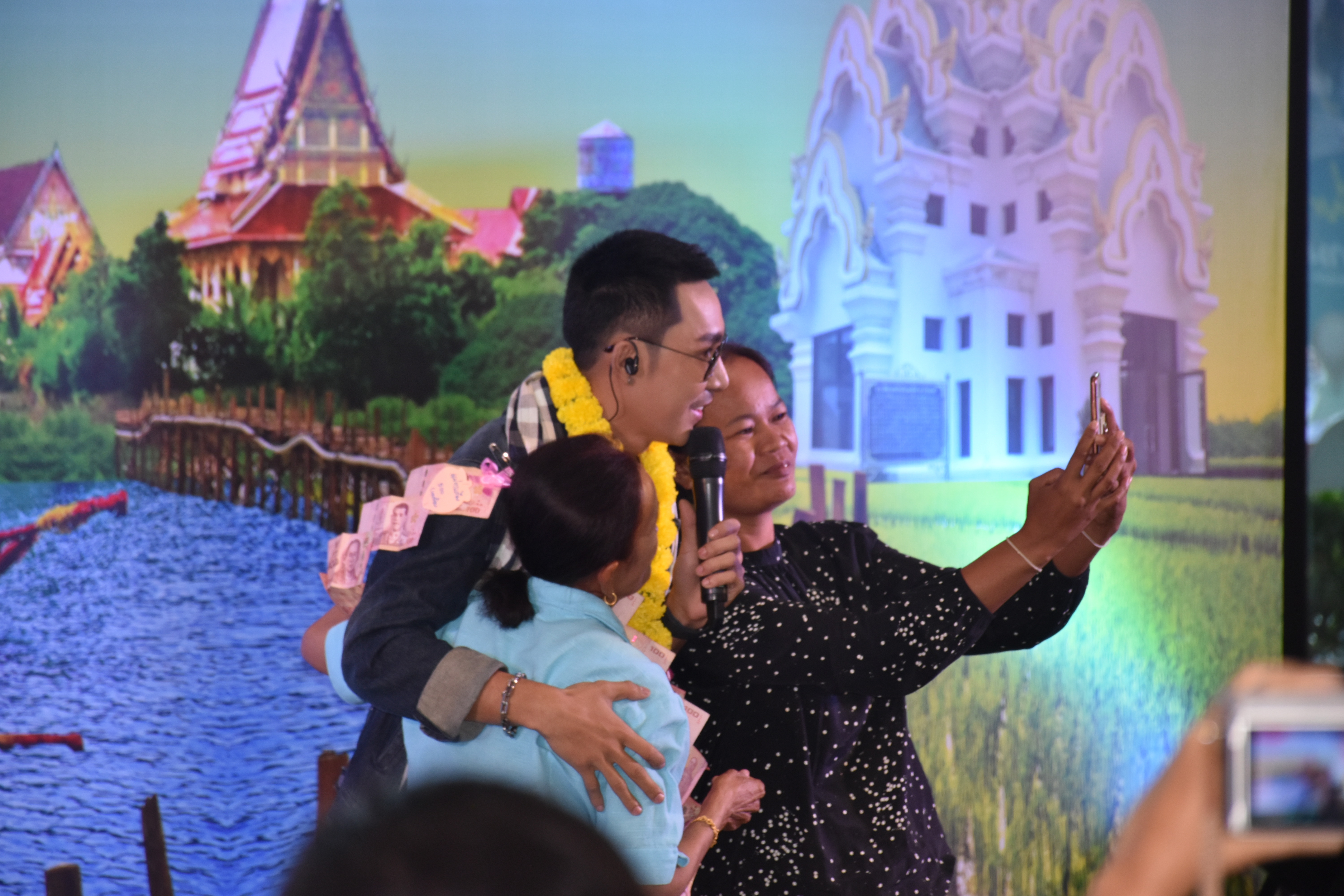 ห้ามพลาด เชิญ แวะ ชม ชิม ช้อป สัมผัสบรรยากาศงาน“เที่ยวมหาสารคาม ทั้งปีไม่มีเบื่อ”  ๑๔ ส.ค.๒๕๖๒ ณ ศูนย์การค้าเสริมไทยคอมเพล็กซ์ อ.เมืองฯ จ.มหาสารคาม งาน“เที่ยวมหาสารคาม ทั้งปีไม่มีเบื่อ” ได้รับเกียรติจาก นางสาวศันสนีย์ ทาสม ผู้ตรวจราชการกรมการพัฒนาชุมชนเขตตรวจราชการกลุ่มจังหวัดภาคตะวันออกเฉียงเหนือตอนกลาง