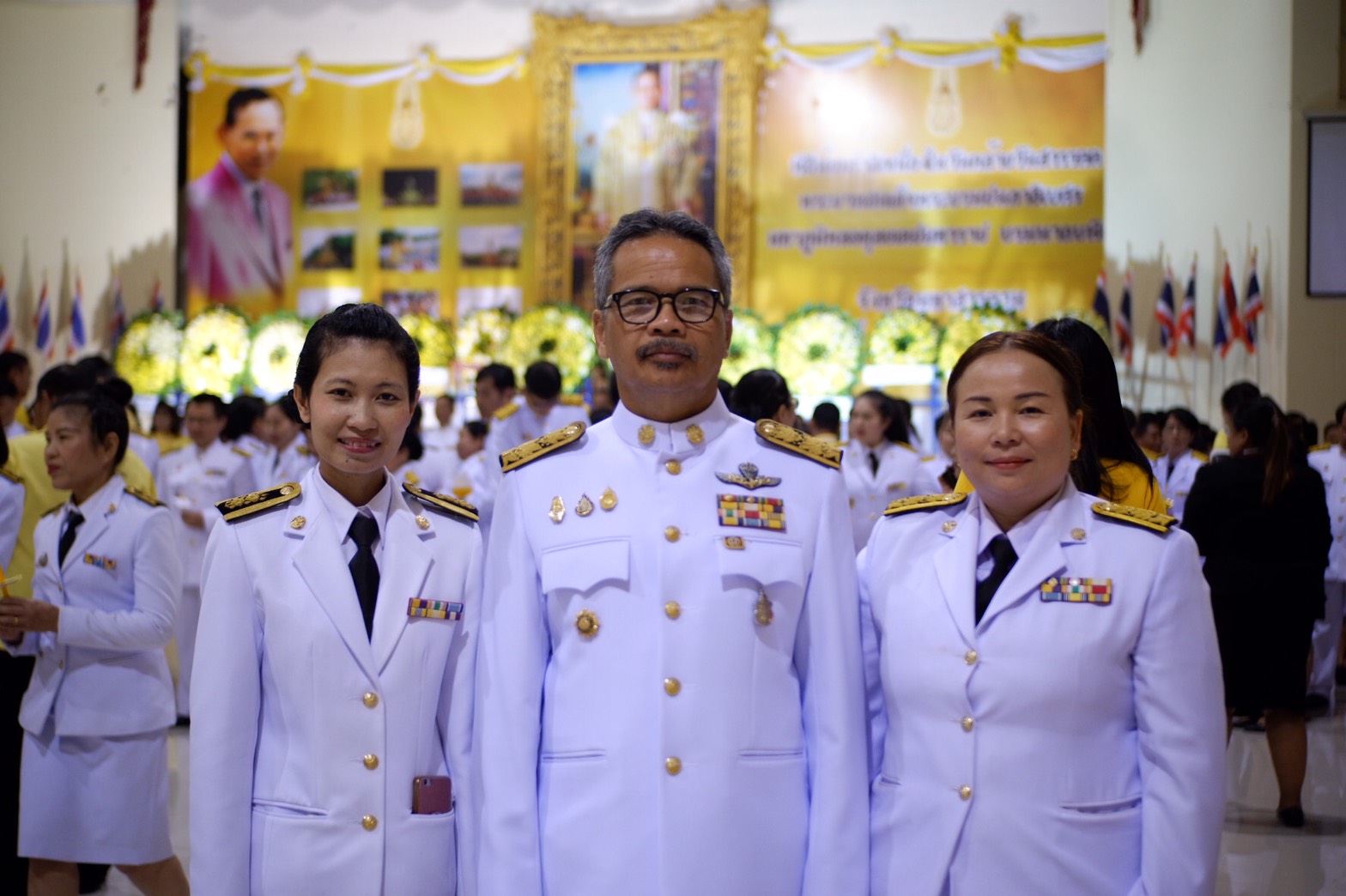 13 ตุลาคม 2562 นายพงษ์ศักดิ์ คณะมะ หัวหน้ากลุ่มงานส่งเสริมการพัฒนาชุมชน รักษาการแทน พัฒนาการจังหวัดมหาสารคาม และเจ้าหน้าที่พัฒนาชุมชนจังหวัดมหาสารคาม ร่วมพิธีบำเพ็ญกุศลและพิธีน้อมรำลึกเนื่องในวันคล้ายวันสวรรคต พระบาทสมเด็จพระบรมชนกาธิเบศร มหาภูมิพลอดุลยเดชมหาราช บรมนาถบพิตร