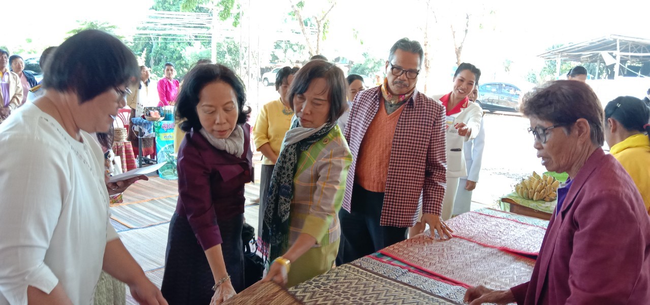 3 ธันวาคม 2562  เวลา 09.00 น. กองงานในพระองค์สมเด็จพระกนิษฐาธิราชเจ้า กรมสมเด็จพระเทพรัตนราชสุดาฯ สยามบรมราชกุมารี ผู้บริหารร้านภูฟ้า พร้อมคณะลงพื้นที่ตรวจเยี่ยมกลุ่มอาชีพ บ้านโนนสวรรค์ หมู่ที่ 10 ต.เกิ้ง อ.เมืองมหาสารคาม จ.มหาสารคาม