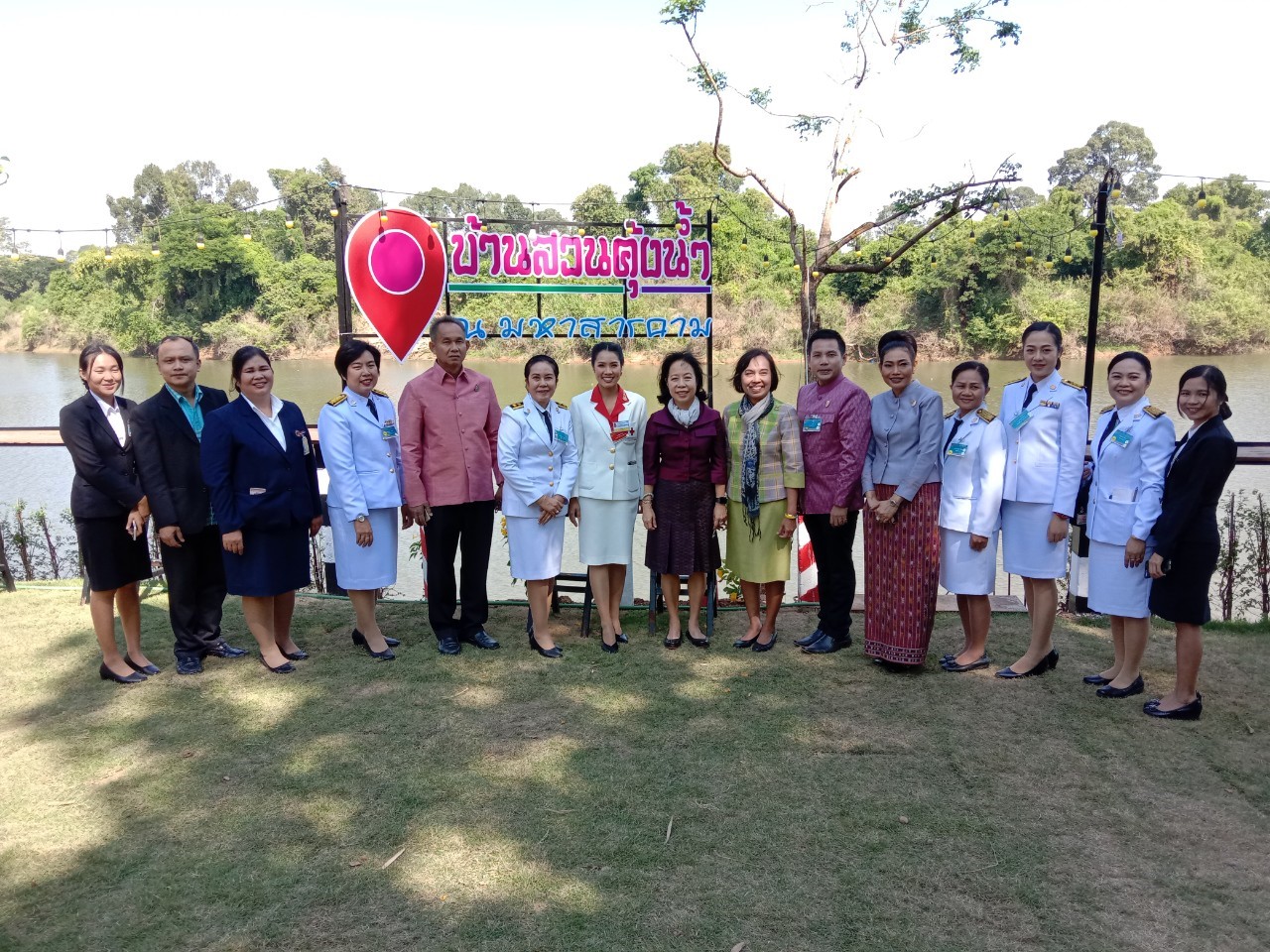 3 ธันวาคม 2562  เวลา 09.00 น. กองงานในพระองค์สมเด็จพระกนิษฐาธิราชเจ้า กรมสมเด็จพระเทพรัตนราชสุดาฯ สยามบรมราชกุมารี ผู้บริหารร้านภูฟ้า พร้อมคณะลงพื้นที่ตรวจเยี่ยมกลุ่มอาชีพ บ้านโนนสวรรค์ หมู่ที่ 10 ต.เกิ้ง อ.เมืองมหาสารคาม จ.มหาสารคาม