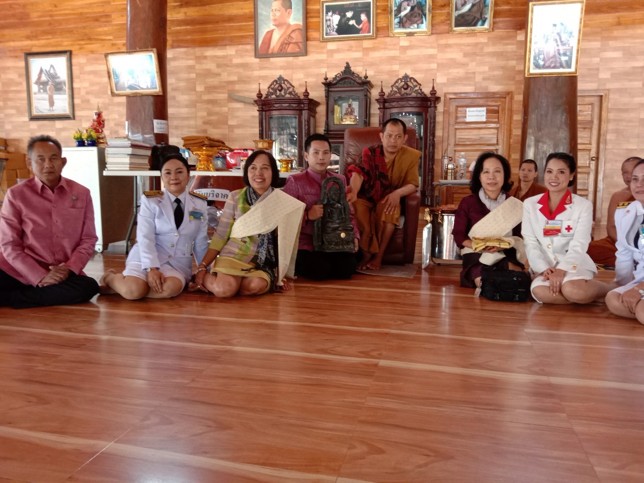 3 ธันวาคม 2562  เวลา 09.00 น. กองงานในพระองค์สมเด็จพระกนิษฐาธิราชเจ้า กรมสมเด็จพระเทพรัตนราชสุดาฯ สยามบรมราชกุมารี ผู้บริหารร้านภูฟ้า พร้อมคณะลงพื้นที่ตรวจเยี่ยมกลุ่มอาชีพ บ้านโนนสวรรค์ หมู่ที่ 10 ต.เกิ้ง อ.เมืองมหาสารคาม จ.มหาสารคาม