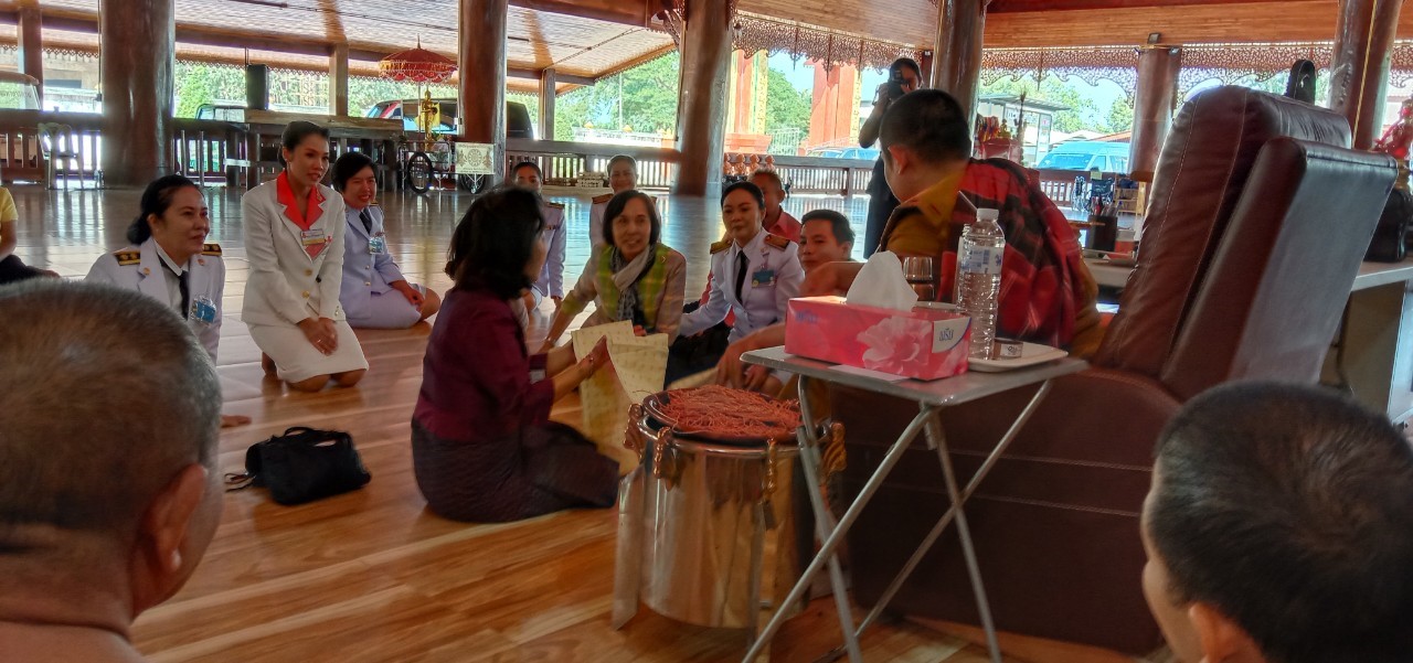 3 ธันวาคม 2562  เวลา 09.00 น. กองงานในพระองค์สมเด็จพระกนิษฐาธิราชเจ้า กรมสมเด็จพระเทพรัตนราชสุดาฯ สยามบรมราชกุมารี ผู้บริหารร้านภูฟ้า พร้อมคณะลงพื้นที่ตรวจเยี่ยมกลุ่มอาชีพ บ้านโนนสวรรค์ หมู่ที่ 10 ต.เกิ้ง อ.เมืองมหาสารคาม จ.มหาสารคาม