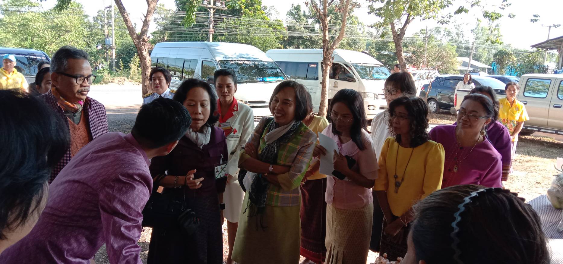 3 ธันวาคม 2562  เวลา 09.00 น. กองงานในพระองค์สมเด็จพระกนิษฐาธิราชเจ้า กรมสมเด็จพระเทพรัตนราชสุดาฯ สยามบรมราชกุมารี ผู้บริหารร้านภูฟ้า พร้อมคณะลงพื้นที่ตรวจเยี่ยมกลุ่มอาชีพ บ้านโนนสวรรค์ หมู่ที่ 10 ต.เกิ้ง อ.เมืองมหาสารคาม จ.มหาสารคาม