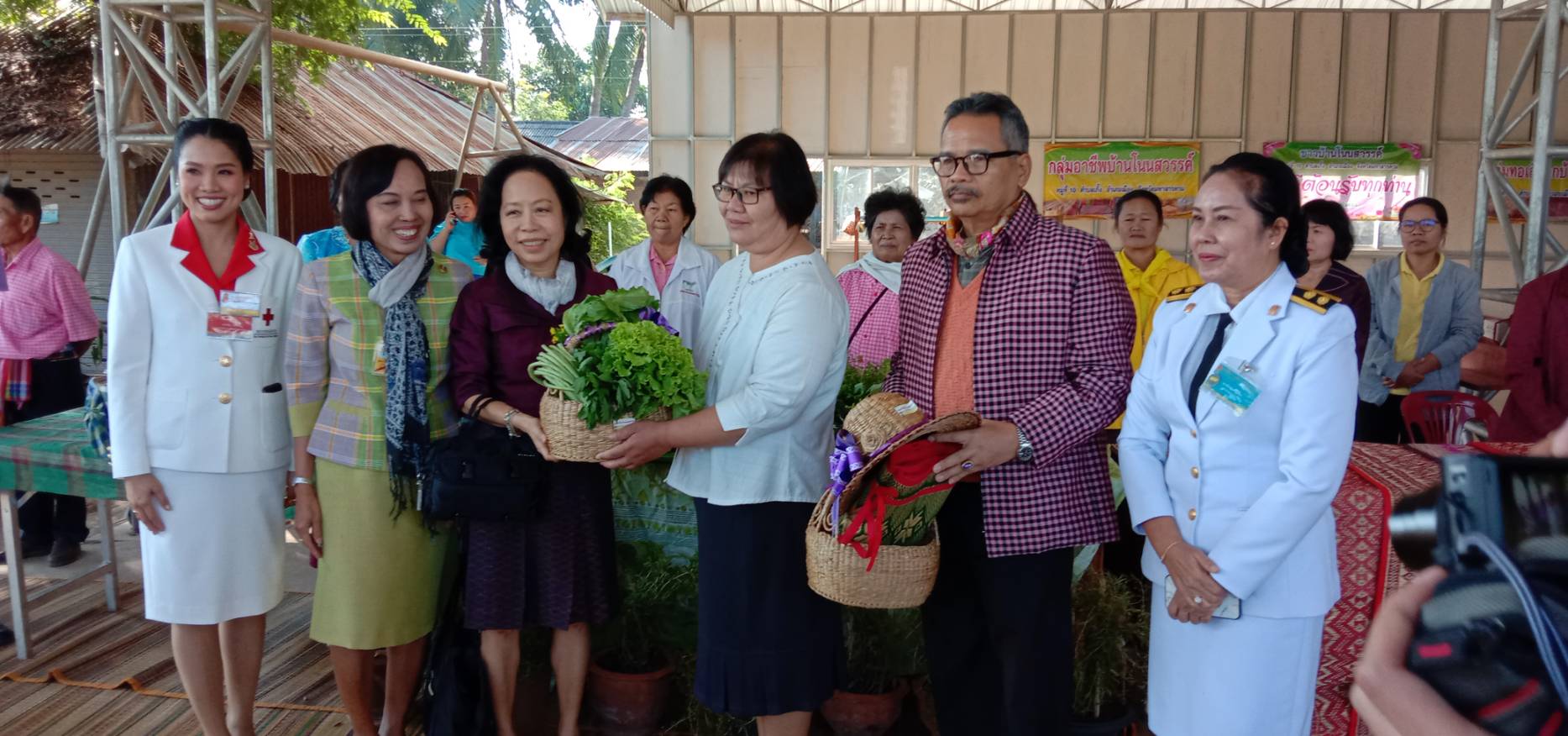 3 ธันวาคม 2562  เวลา 09.00 น. กองงานในพระองค์สมเด็จพระกนิษฐาธิราชเจ้า กรมสมเด็จพระเทพรัตนราชสุดาฯ สยามบรมราชกุมารี ผู้บริหารร้านภูฟ้า พร้อมคณะลงพื้นที่ตรวจเยี่ยมกลุ่มอาชีพ บ้านโนนสวรรค์ หมู่ที่ 10 ต.เกิ้ง อ.เมืองมหาสารคาม จ.มหาสารคาม