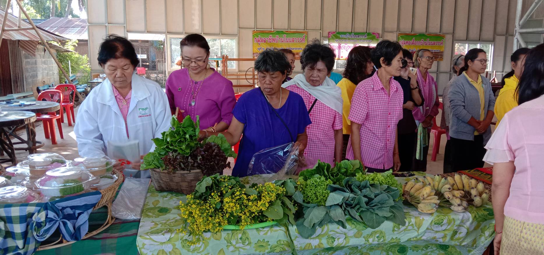 3 ธันวาคม 2562  เวลา 09.00 น. กองงานในพระองค์สมเด็จพระกนิษฐาธิราชเจ้า กรมสมเด็จพระเทพรัตนราชสุดาฯ สยามบรมราชกุมารี ผู้บริหารร้านภูฟ้า พร้อมคณะลงพื้นที่ตรวจเยี่ยมกลุ่มอาชีพ บ้านโนนสวรรค์ หมู่ที่ 10 ต.เกิ้ง อ.เมืองมหาสารคาม จ.มหาสารคาม
