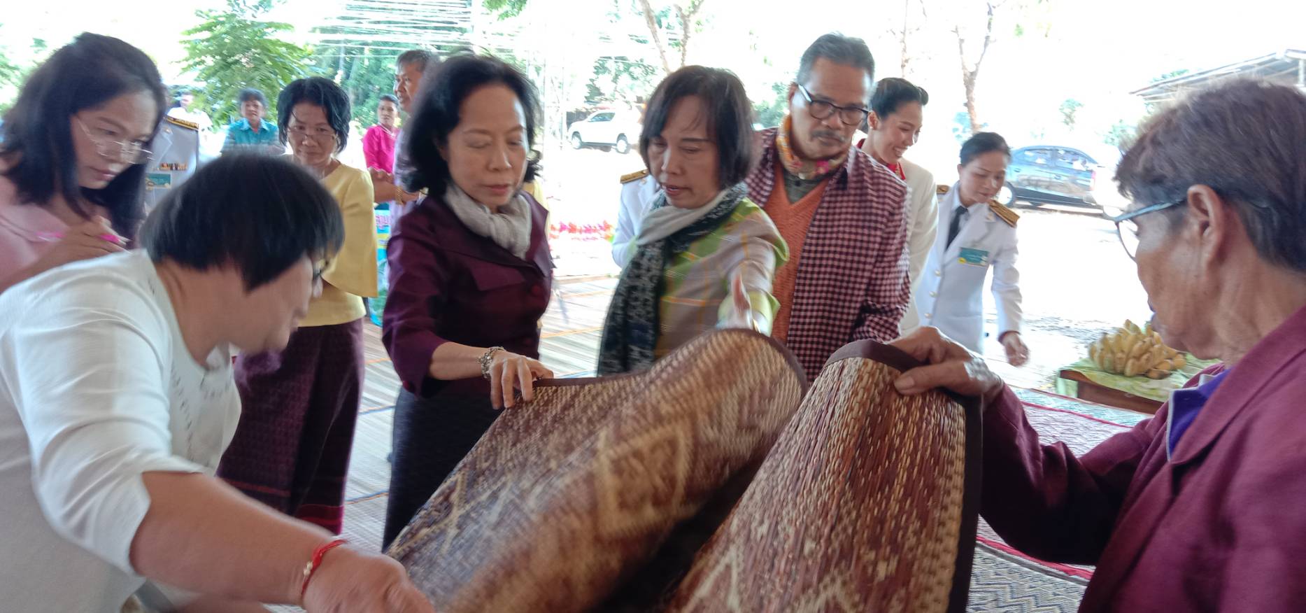 3 ธันวาคม 2562  เวลา 09.00 น. กองงานในพระองค์สมเด็จพระกนิษฐาธิราชเจ้า กรมสมเด็จพระเทพรัตนราชสุดาฯ สยามบรมราชกุมารี ผู้บริหารร้านภูฟ้า พร้อมคณะลงพื้นที่ตรวจเยี่ยมกลุ่มอาชีพ บ้านโนนสวรรค์ หมู่ที่ 10 ต.เกิ้ง อ.เมืองมหาสารคาม จ.มหาสารคาม