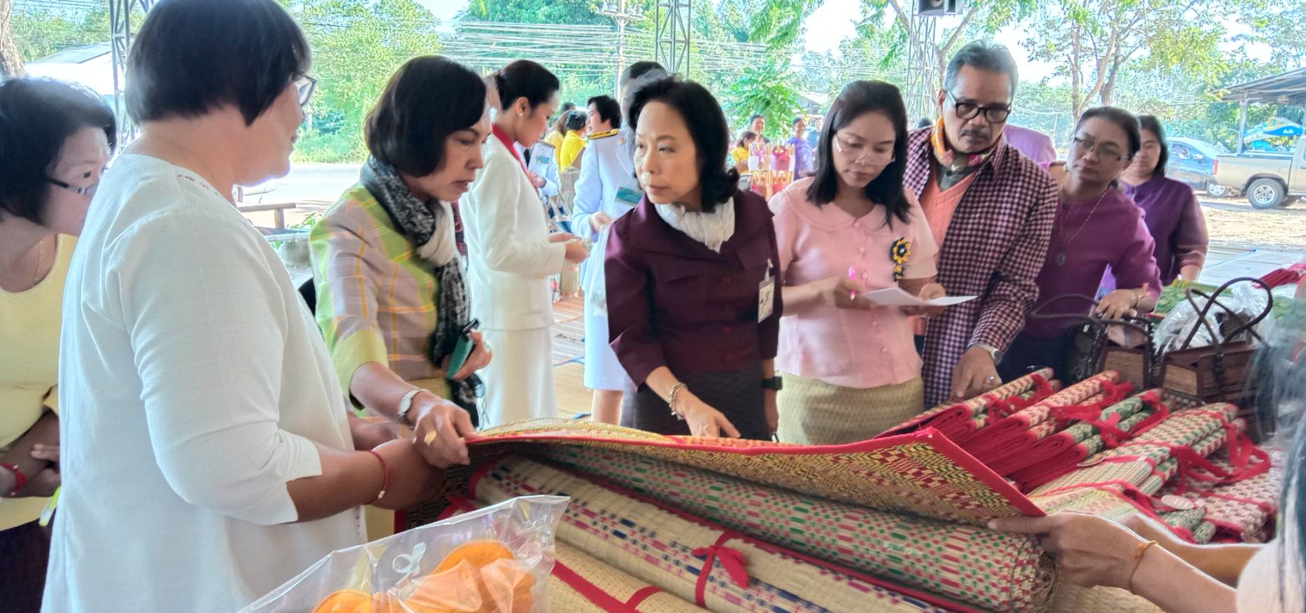 3 ธันวาคม 2562  เวลา 09.00 น. กองงานในพระองค์สมเด็จพระกนิษฐาธิราชเจ้า กรมสมเด็จพระเทพรัตนราชสุดาฯ สยามบรมราชกุมารี ผู้บริหารร้านภูฟ้า พร้อมคณะลงพื้นที่ตรวจเยี่ยมกลุ่มอาชีพ บ้านโนนสวรรค์ หมู่ที่ 10 ต.เกิ้ง อ.เมืองมหาสารคาม จ.มหาสารคาม