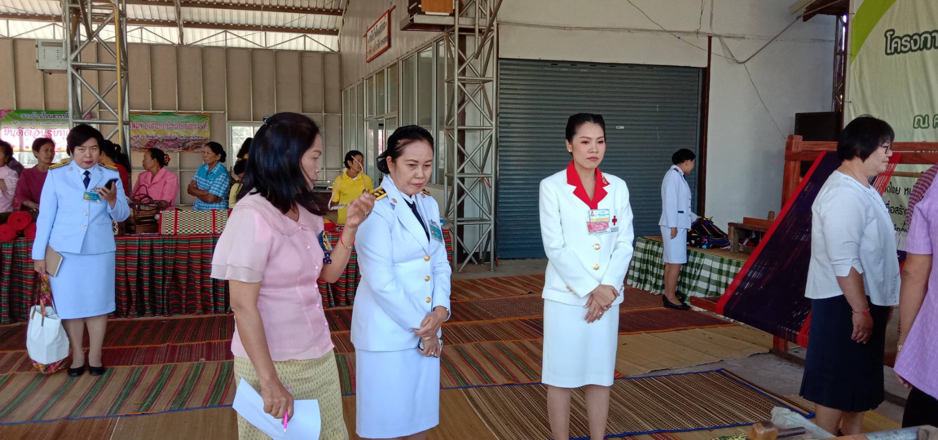 3 ธันวาคม 2562  เวลา 09.00 น. กองงานในพระองค์สมเด็จพระกนิษฐาธิราชเจ้า กรมสมเด็จพระเทพรัตนราชสุดาฯ สยามบรมราชกุมารี ผู้บริหารร้านภูฟ้า พร้อมคณะลงพื้นที่ตรวจเยี่ยมกลุ่มอาชีพ บ้านโนนสวรรค์ หมู่ที่ 10 ต.เกิ้ง อ.เมืองมหาสารคาม จ.มหาสารคาม