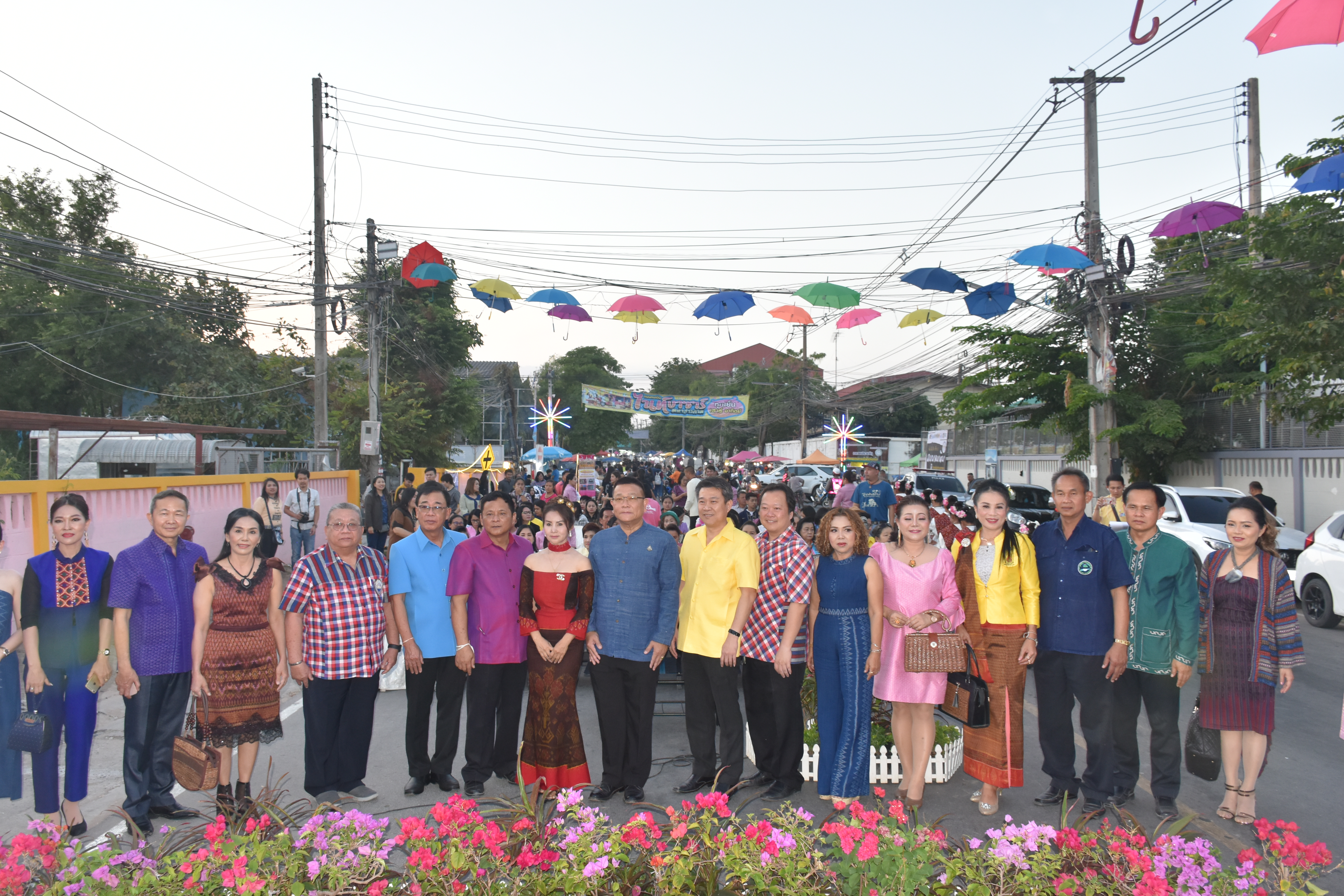 ?@ มหาสารคาม เมืองตักสิลานคร 22 ธันวาคม 2562 เวลา 17.30 น. จังหวัดมหาสารคาม เปิดกิจกรรม “เดิน ชิม กิน เที่ยว ถนนคนเดินไนท์ บาซาร์”