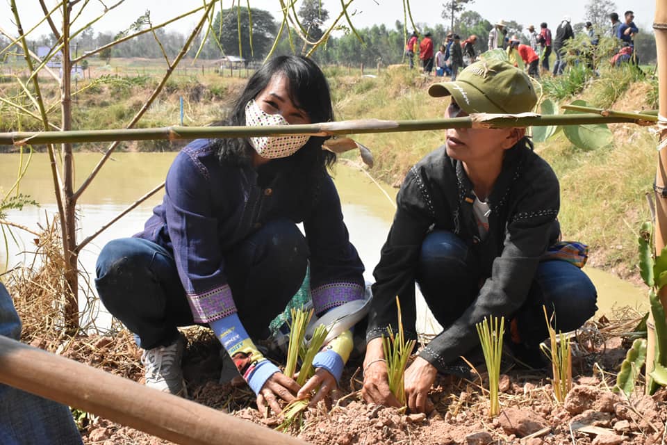 8 มีนาคม 2563 กิจกรรมเอามื้อสามัคคี (โคก หนองนา โมเดล) “เล็กเปลี่ยนโลก จอบเรียกน้ำ” ณ แปลง: นายจิตติศักดิ์ ปิดตาทะนัง บ้านหัวหนอง ม.2 ต. หนองโพธิ์ อ.นาเชือก จ. มหาสารคาม