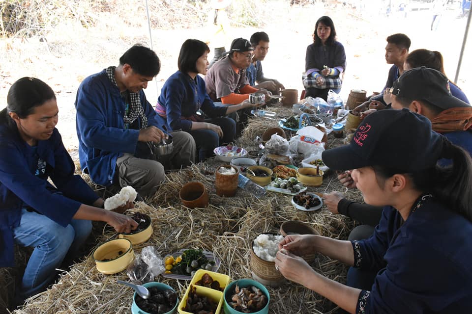 8 มีนาคม 2563 กิจกรรมเอามื้อสามัคคี (โคก หนองนา โมเดล) “เล็กเปลี่ยนโลก จอบเรียกน้ำ” ณ แปลง: นายจิตติศักดิ์ ปิดตาทะนัง บ้านหัวหนอง ม.2 ต. หนองโพธิ์ อ.นาเชือก จ. มหาสารคาม