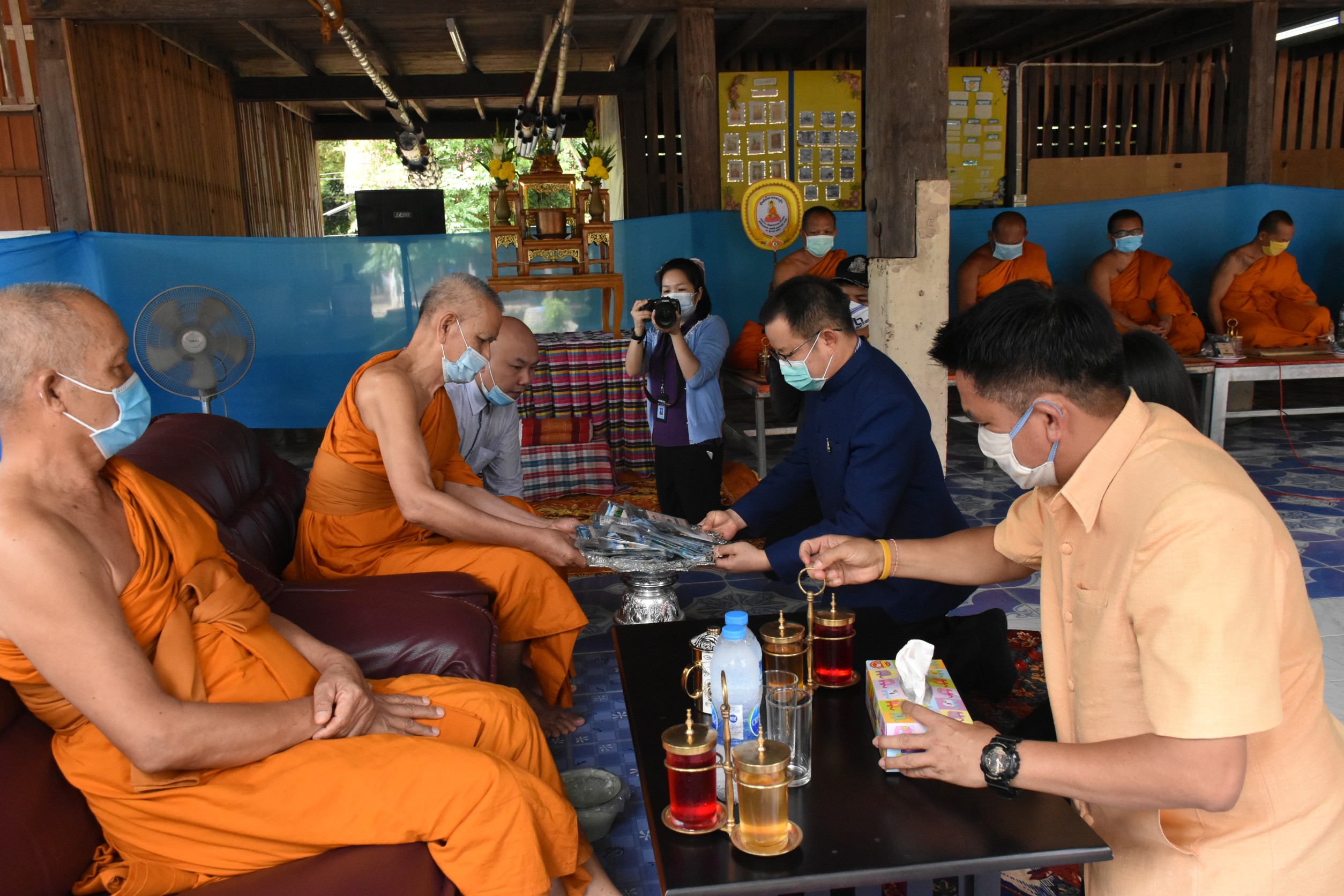 29 พฤษภาคม 2563 “เอามื้อสามัคคี” พช.มหาสารคาม ขับเคลื่อนกิจกรรมขยายผลปลูกผักสวนครัวจากวัดสู่ชุมชน ตามหลัก “บวร” วัดต้นแบบระดับจังหวัด ตามแผนปฏิบัติการ “90 วัน ปลูกผักสวนครัว เพื่อสร้างความมั่นคงทางอาหาร” ณ วัดพุทธไชยาราม บ้านเขียบ ม.3 ต.ขามเรียง อ.กันทรวิชัย จ.มหาสารคาม