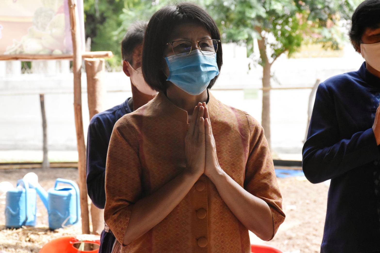 29 พฤษภาคม 2563 “เอามื้อสามัคคี” พช.มหาสารคาม ขับเคลื่อนกิจกรรมขยายผลปลูกผักสวนครัวจากวัดสู่ชุมชน ตามหลัก “บวร” วัดต้นแบบระดับจังหวัด ตามแผนปฏิบัติการ “90 วัน ปลูกผักสวนครัว เพื่อสร้างความมั่นคงทางอาหาร” ณ วัดพุทธไชยาราม บ้านเขียบ ม.3 ต.ขามเรียง อ.กันทรวิชัย จ.มหาสารคาม