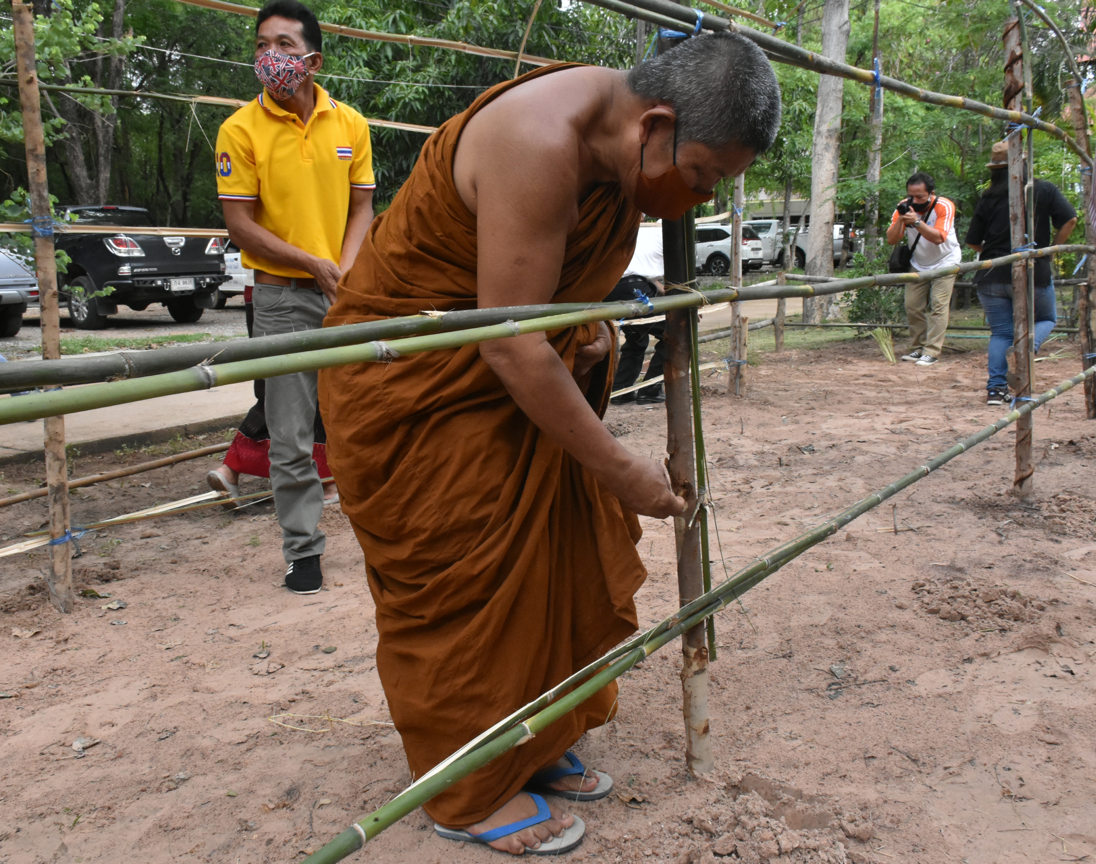 30 พฤษภาคม 2563 เวลา 08.30 น. พช.มหาสารคาม ขับเคลื่อนโครงการน้อมนำแนวพระราชดำริของสมเด็จพระกนิษฐาธิราชเจ้า กรมสมเด็จพระเทพรัตนราชสุดาฯ สยามบรมราชกุมารี สู่แผนปฏิบัติการ 90 วัน ปลูกผักสวนครัว เพื่อสร้างความมั่นคงทางอาหาร ณ บริเวณวัดขุนพรหมดำริ บ้านอุปราช หมู่ที่ 3 ตำบลท่าสองคอน อำเภอเมืองมหาสารคาม จังหวัดมหาสามหาสารคาม