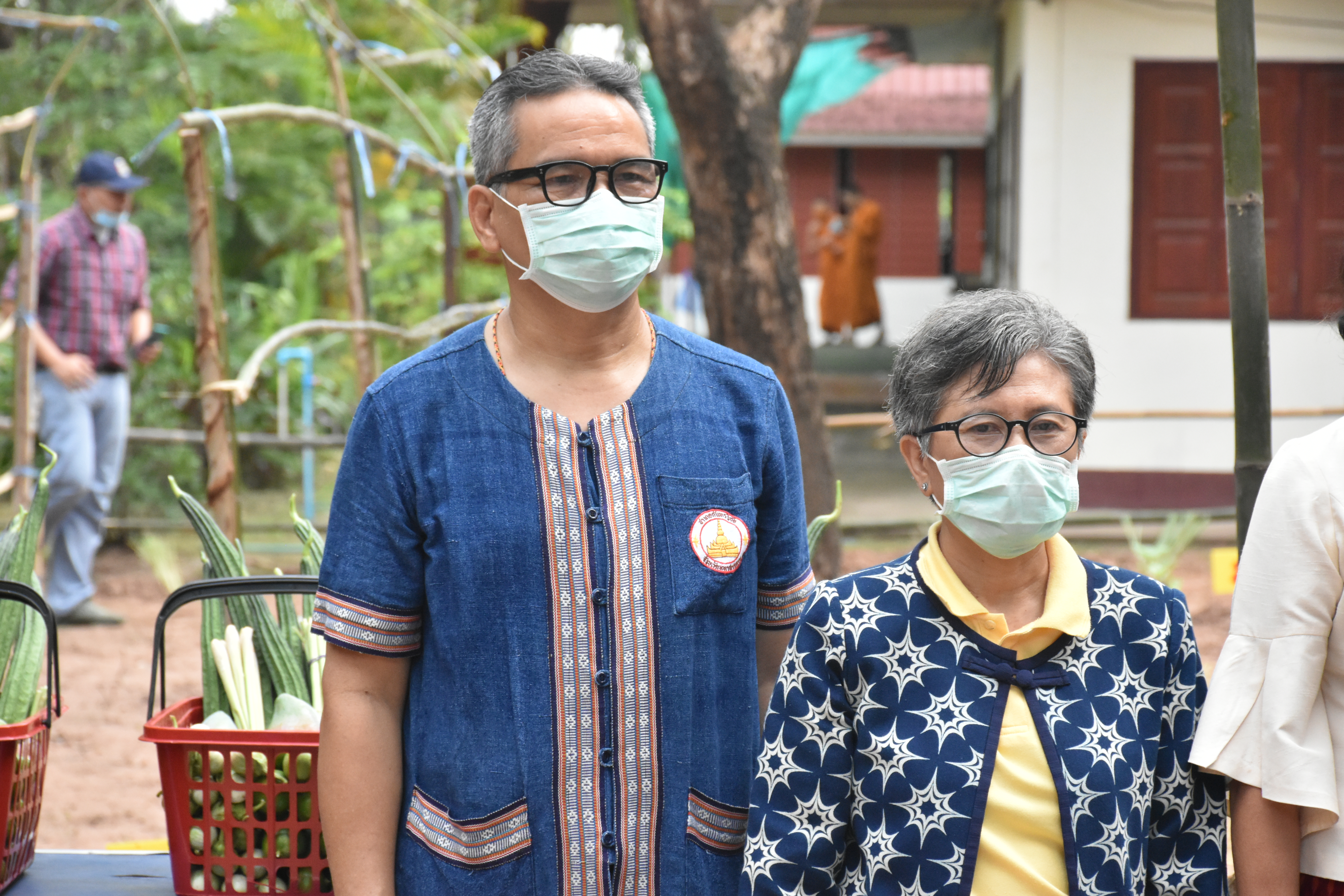 30 พฤษภาคม 2563 เวลา 08.30 น. พช.มหาสารคาม ขับเคลื่อนโครงการน้อมนำแนวพระราชดำริของสมเด็จพระกนิษฐาธิราชเจ้า กรมสมเด็จพระเทพรัตนราชสุดาฯ สยามบรมราชกุมารี สู่แผนปฏิบัติการ 90 วัน ปลูกผักสวนครัว เพื่อสร้างความมั่นคงทางอาหาร ณ บริเวณวัดขุนพรหมดำริ บ้านอุปราช หมู่ที่ 3 ตำบลท่าสองคอน อำเภอเมืองมหาสารคาม จังหวัดมหาสามหาสารคาม