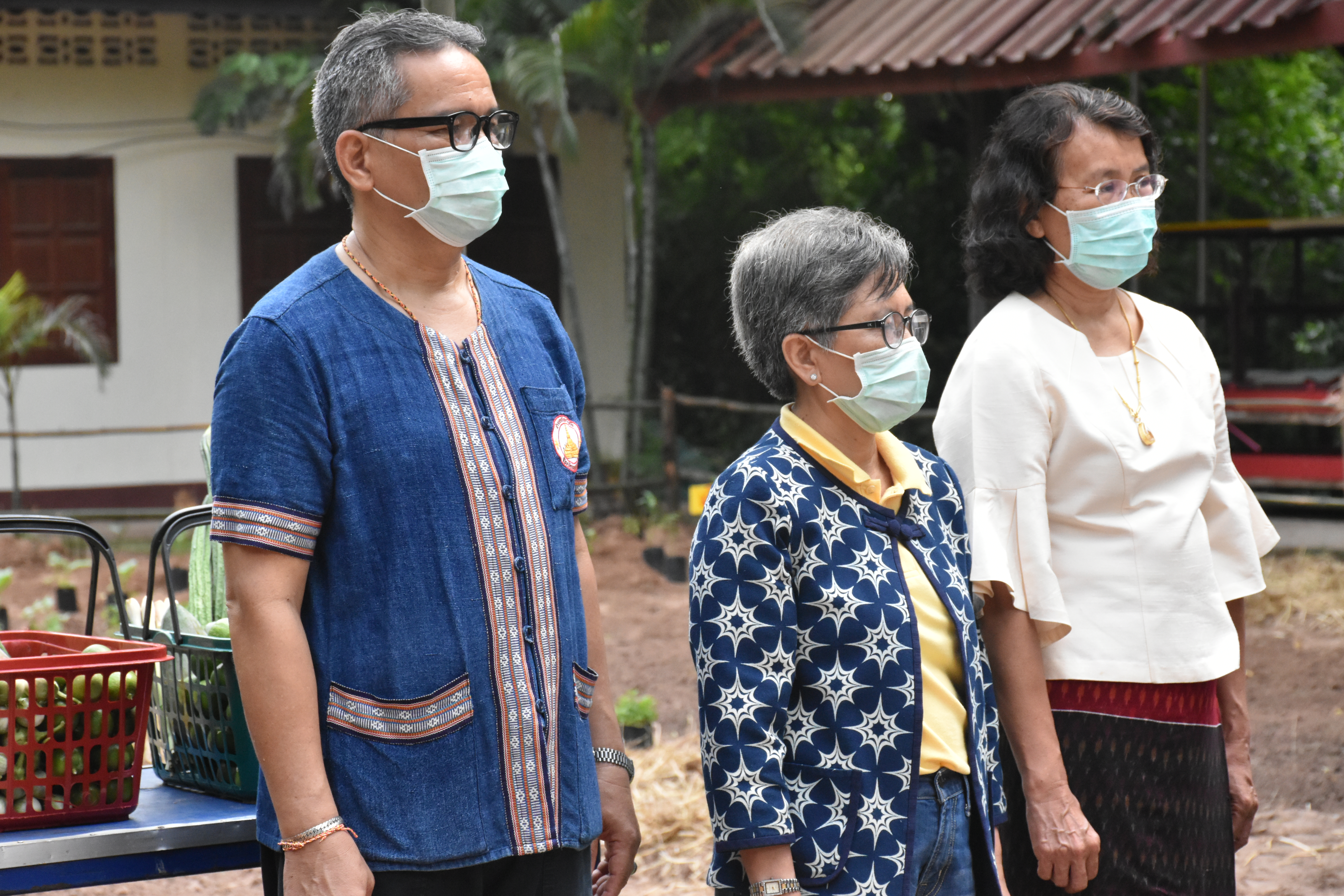 30 พฤษภาคม 2563 เวลา 08.30 น. พช.มหาสารคาม ขับเคลื่อนโครงการน้อมนำแนวพระราชดำริของสมเด็จพระกนิษฐาธิราชเจ้า กรมสมเด็จพระเทพรัตนราชสุดาฯ สยามบรมราชกุมารี สู่แผนปฏิบัติการ 90 วัน ปลูกผักสวนครัว เพื่อสร้างความมั่นคงทางอาหาร ณ บริเวณวัดขุนพรหมดำริ บ้านอุปราช หมู่ที่ 3 ตำบลท่าสองคอน อำเภอเมืองมหาสารคาม จังหวัดมหาสามหาสารคาม