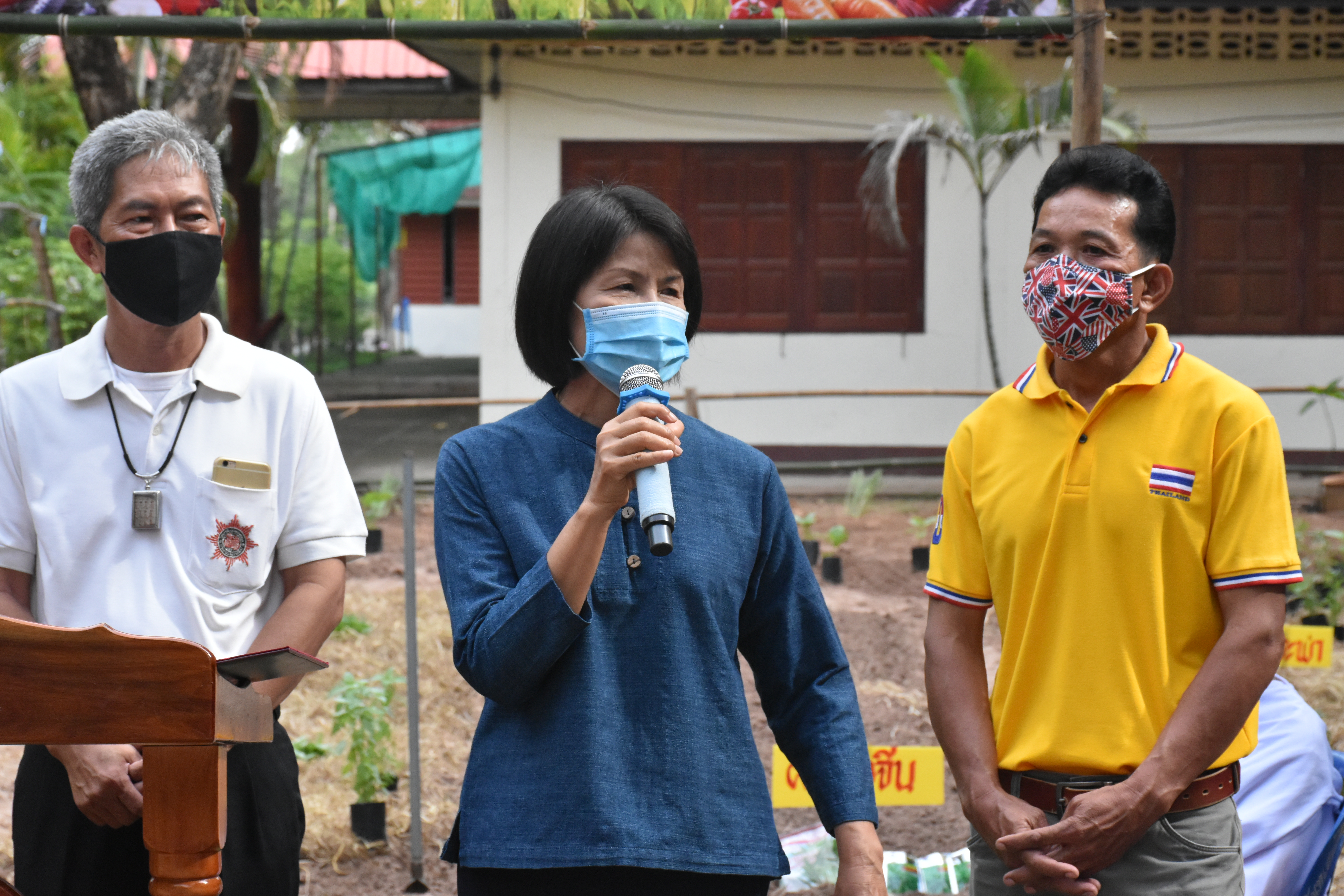 30 พฤษภาคม 2563 เวลา 08.30 น. พช.มหาสารคาม ขับเคลื่อนโครงการน้อมนำแนวพระราชดำริของสมเด็จพระกนิษฐาธิราชเจ้า กรมสมเด็จพระเทพรัตนราชสุดาฯ สยามบรมราชกุมารี สู่แผนปฏิบัติการ 90 วัน ปลูกผักสวนครัว เพื่อสร้างความมั่นคงทางอาหาร ณ บริเวณวัดขุนพรหมดำริ บ้านอุปราช หมู่ที่ 3 ตำบลท่าสองคอน อำเภอเมืองมหาสารคาม จังหวัดมหาสามหาสารคาม