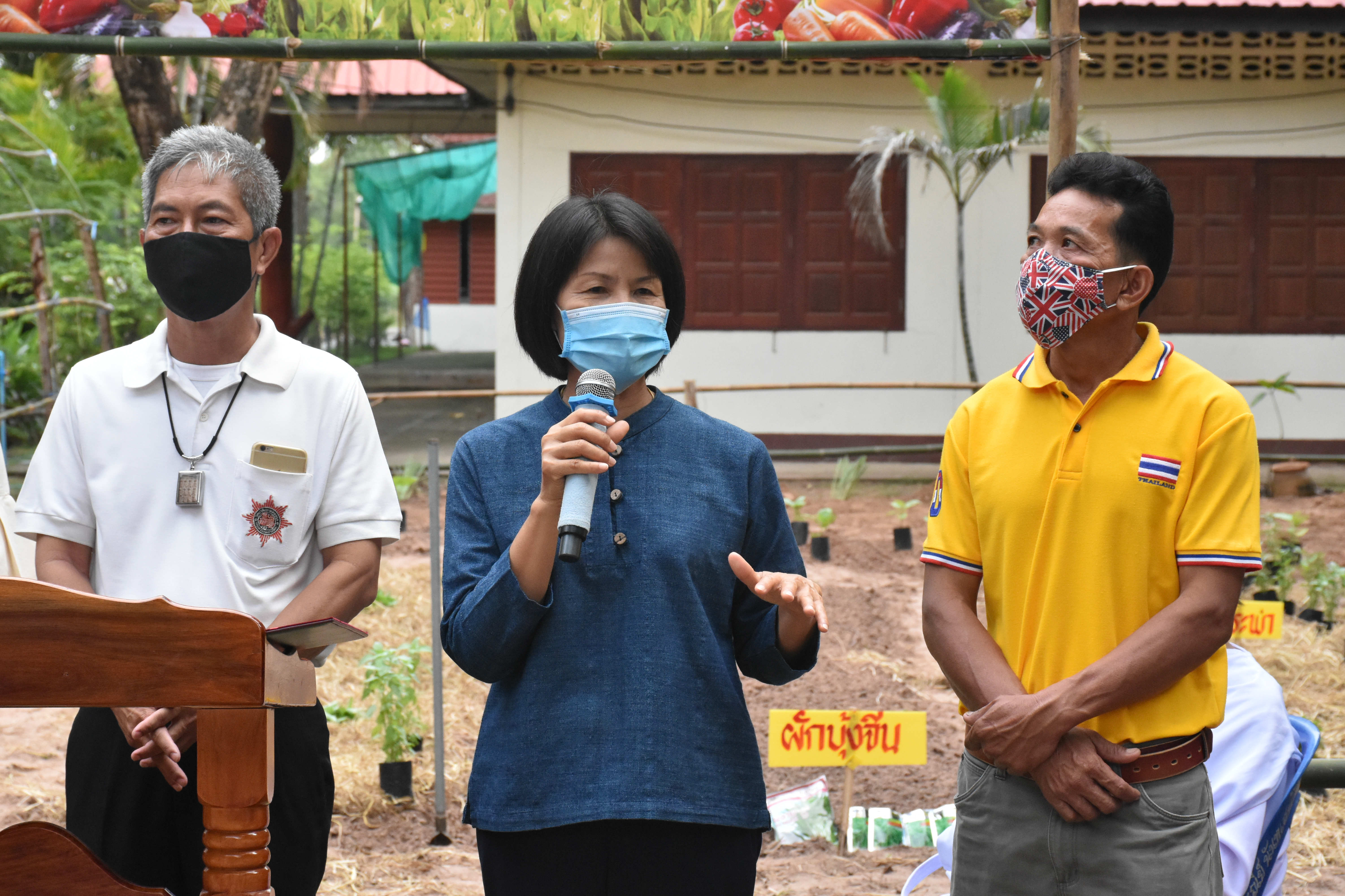 30 พฤษภาคม 2563 เวลา 08.30 น. พช.มหาสารคาม ขับเคลื่อนโครงการน้อมนำแนวพระราชดำริของสมเด็จพระกนิษฐาธิราชเจ้า กรมสมเด็จพระเทพรัตนราชสุดาฯ สยามบรมราชกุมารี สู่แผนปฏิบัติการ 90 วัน ปลูกผักสวนครัว เพื่อสร้างความมั่นคงทางอาหาร ณ บริเวณวัดขุนพรหมดำริ บ้านอุปราช หมู่ที่ 3 ตำบลท่าสองคอน อำเภอเมืองมหาสารคาม จังหวัดมหาสามหาสารคาม