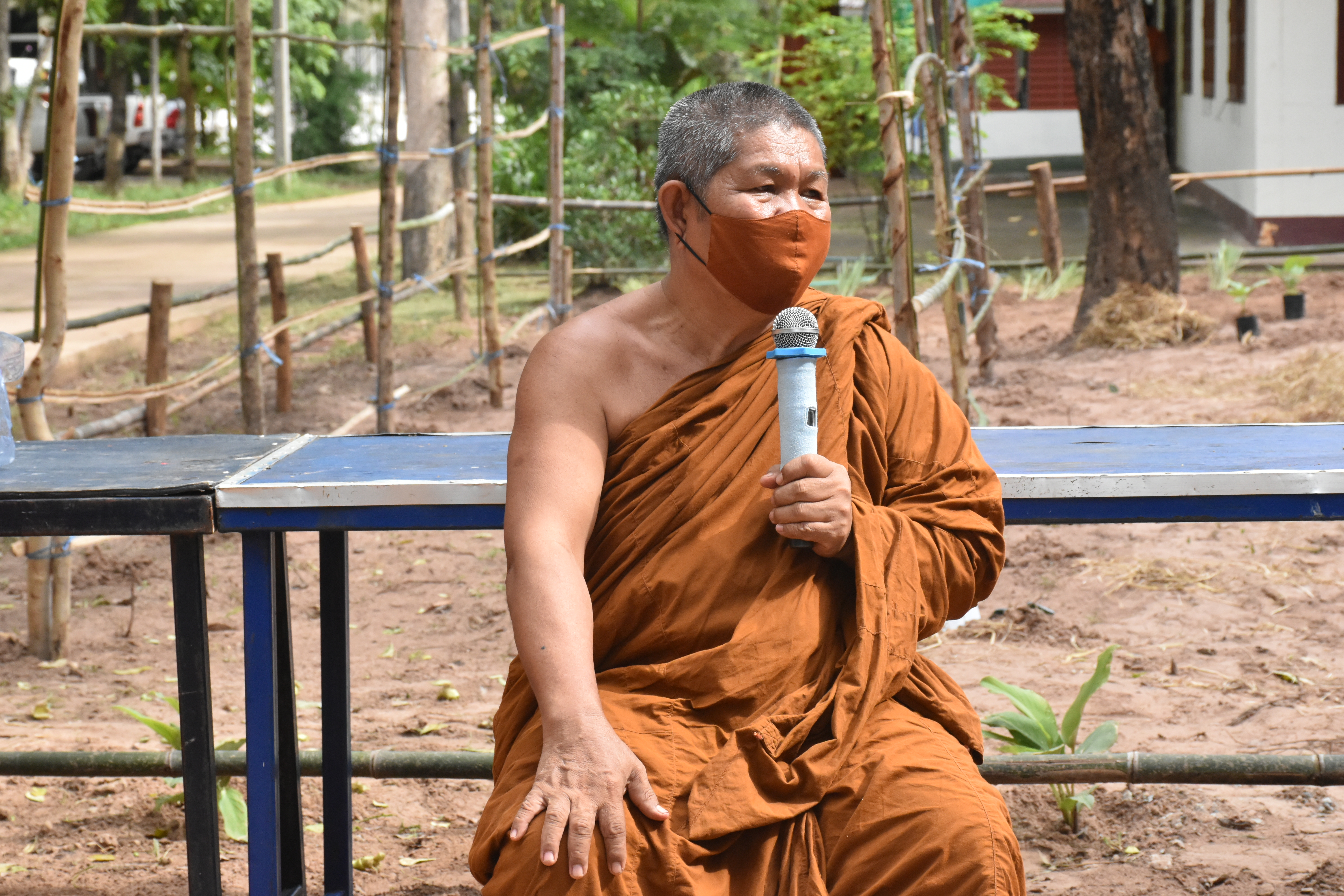 30 พฤษภาคม 2563 เวลา 08.30 น. พช.มหาสารคาม ขับเคลื่อนโครงการน้อมนำแนวพระราชดำริของสมเด็จพระกนิษฐาธิราชเจ้า กรมสมเด็จพระเทพรัตนราชสุดาฯ สยามบรมราชกุมารี สู่แผนปฏิบัติการ 90 วัน ปลูกผักสวนครัว เพื่อสร้างความมั่นคงทางอาหาร ณ บริเวณวัดขุนพรหมดำริ บ้านอุปราช หมู่ที่ 3 ตำบลท่าสองคอน อำเภอเมืองมหาสารคาม จังหวัดมหาสามหาสารคาม