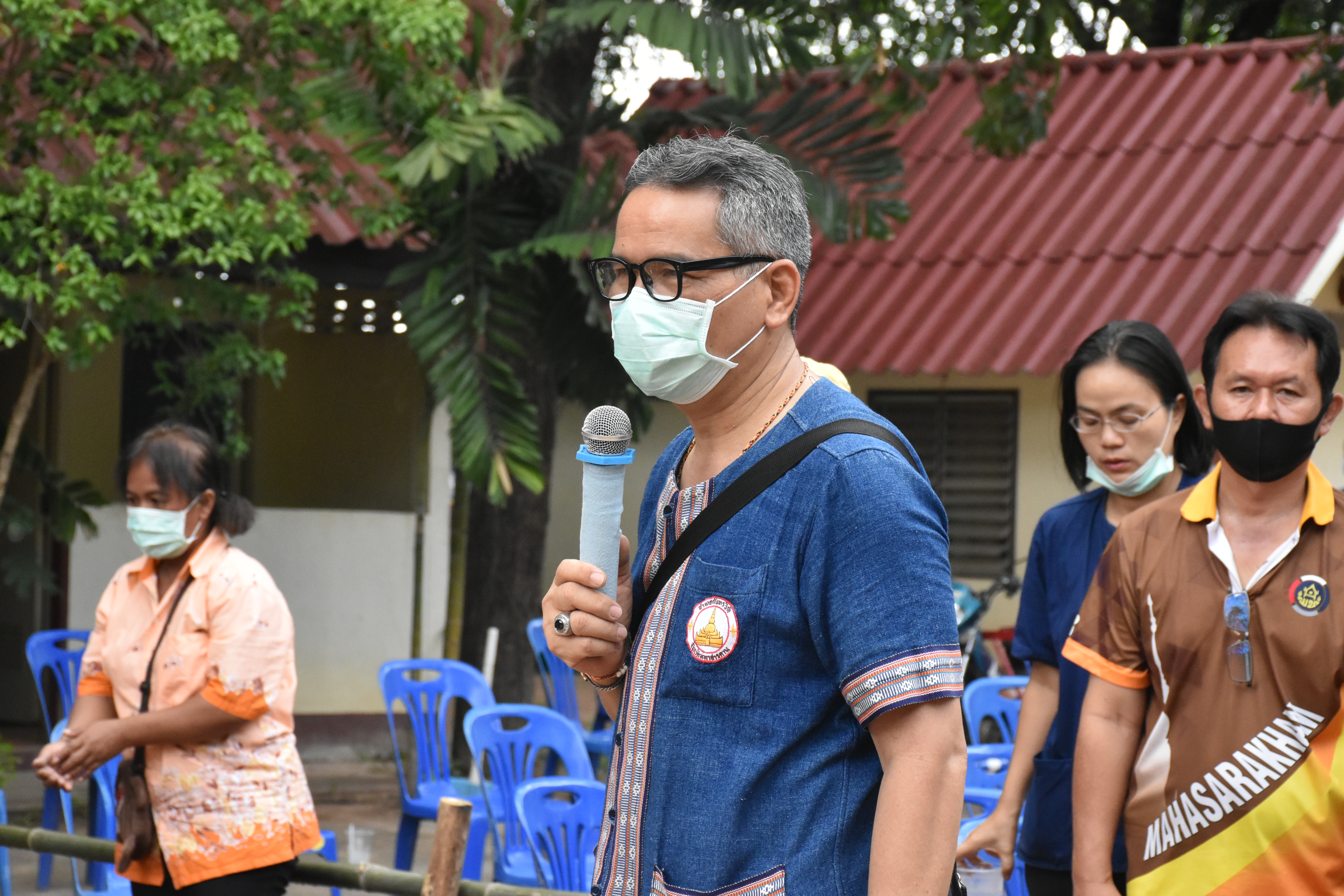30 พฤษภาคม 2563 เวลา 08.30 น. พช.มหาสารคาม ขับเคลื่อนโครงการน้อมนำแนวพระราชดำริของสมเด็จพระกนิษฐาธิราชเจ้า กรมสมเด็จพระเทพรัตนราชสุดาฯ สยามบรมราชกุมารี สู่แผนปฏิบัติการ 90 วัน ปลูกผักสวนครัว เพื่อสร้างความมั่นคงทางอาหาร ณ บริเวณวัดขุนพรหมดำริ บ้านอุปราช หมู่ที่ 3 ตำบลท่าสองคอน อำเภอเมืองมหาสารคาม จังหวัดมหาสามหาสารคาม