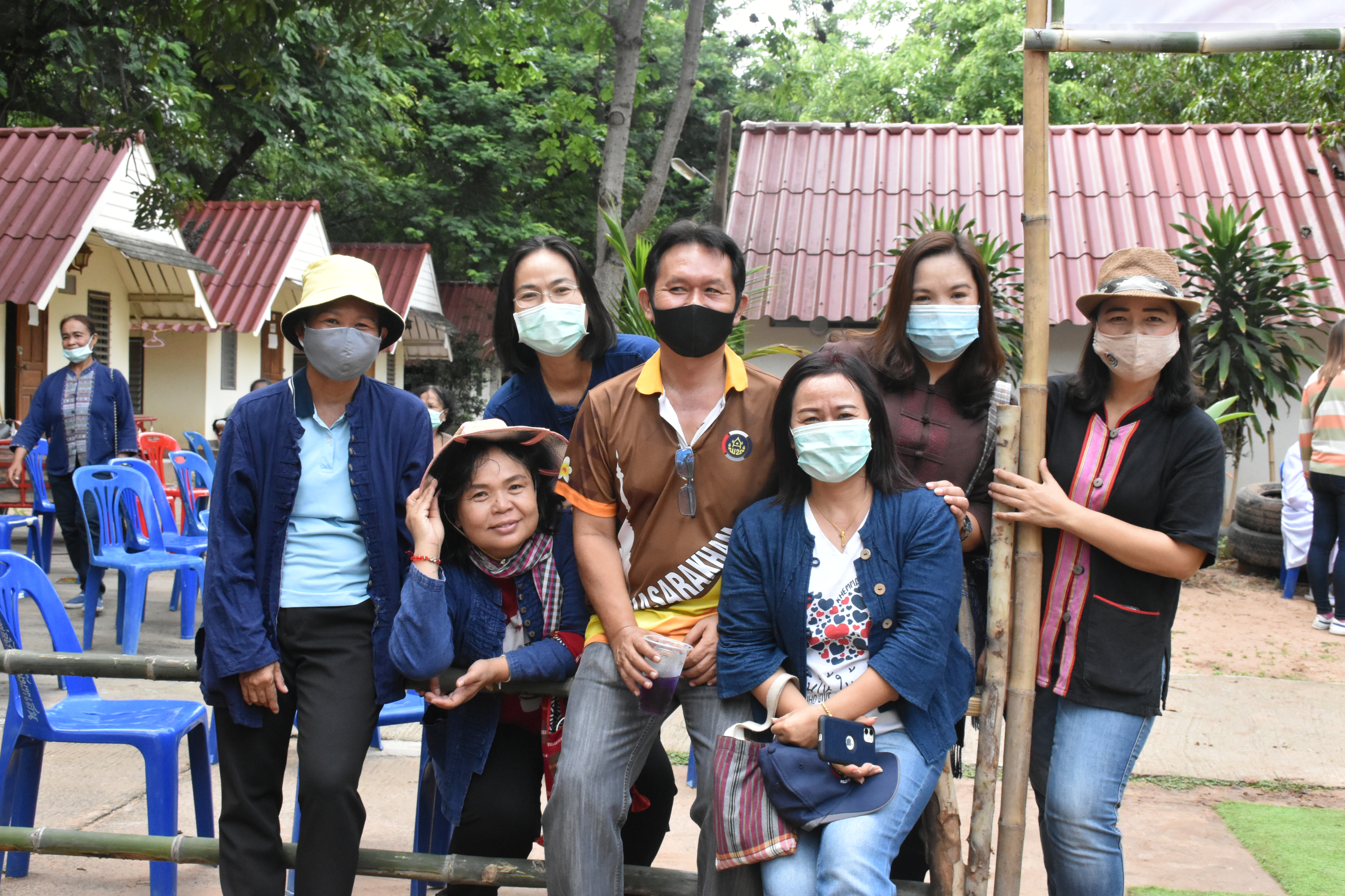 30 พฤษภาคม 2563 เวลา 08.30 น. พช.มหาสารคาม ขับเคลื่อนโครงการน้อมนำแนวพระราชดำริของสมเด็จพระกนิษฐาธิราชเจ้า กรมสมเด็จพระเทพรัตนราชสุดาฯ สยามบรมราชกุมารี สู่แผนปฏิบัติการ 90 วัน ปลูกผักสวนครัว เพื่อสร้างความมั่นคงทางอาหาร ณ บริเวณวัดขุนพรหมดำริ บ้านอุปราช หมู่ที่ 3 ตำบลท่าสองคอน อำเภอเมืองมหาสารคาม จังหวัดมหาสามหาสารคาม