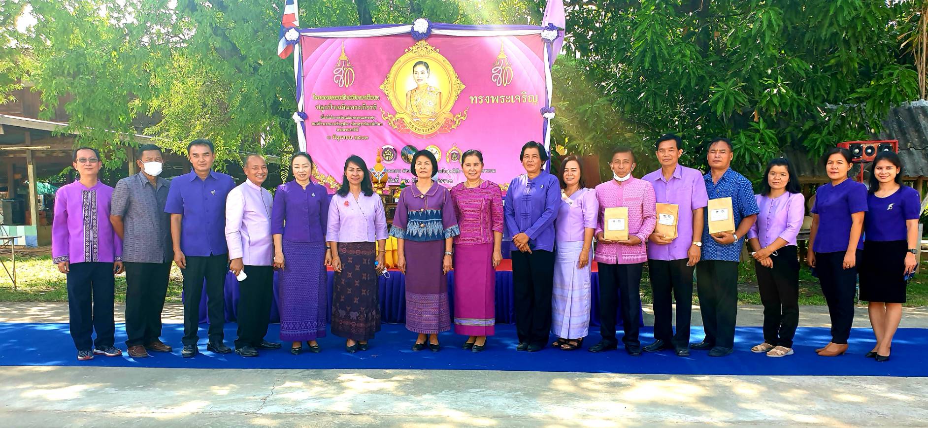 26 มิถุนายน 2563 พช.มค. ร่วมกับอำเภอโกสุมพิสัย และองค์การบริหารส่วนตำบลดอนกลาง อำเภอโกสุมพิสัย จังหวัดมหาสารคาม ดำเนินโครงการรวมพลังสตรีอาสาพัฒนา ปลูกป่าเฉลิมพระเกียรติ เนื่องในโอกาสวันเฉลิมพระชนมพรรษา สมเด็จพระนางเจ้าสุทิดา พัชรสุธาพิมลลักษณ พระบรมราชินี