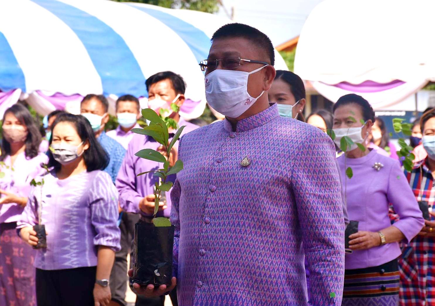 26 มิถุนายน 2563 พช.มค. ร่วมกับอำเภอโกสุมพิสัย และองค์การบริหารส่วนตำบลดอนกลาง อำเภอโกสุมพิสัย จังหวัดมหาสารคาม ดำเนินโครงการรวมพลังสตรีอาสาพัฒนา ปลูกป่าเฉลิมพระเกียรติ เนื่องในโอกาสวันเฉลิมพระชนมพรรษา สมเด็จพระนางเจ้าสุทิดา พัชรสุธาพิมลลักษณ พระบรมราชินี