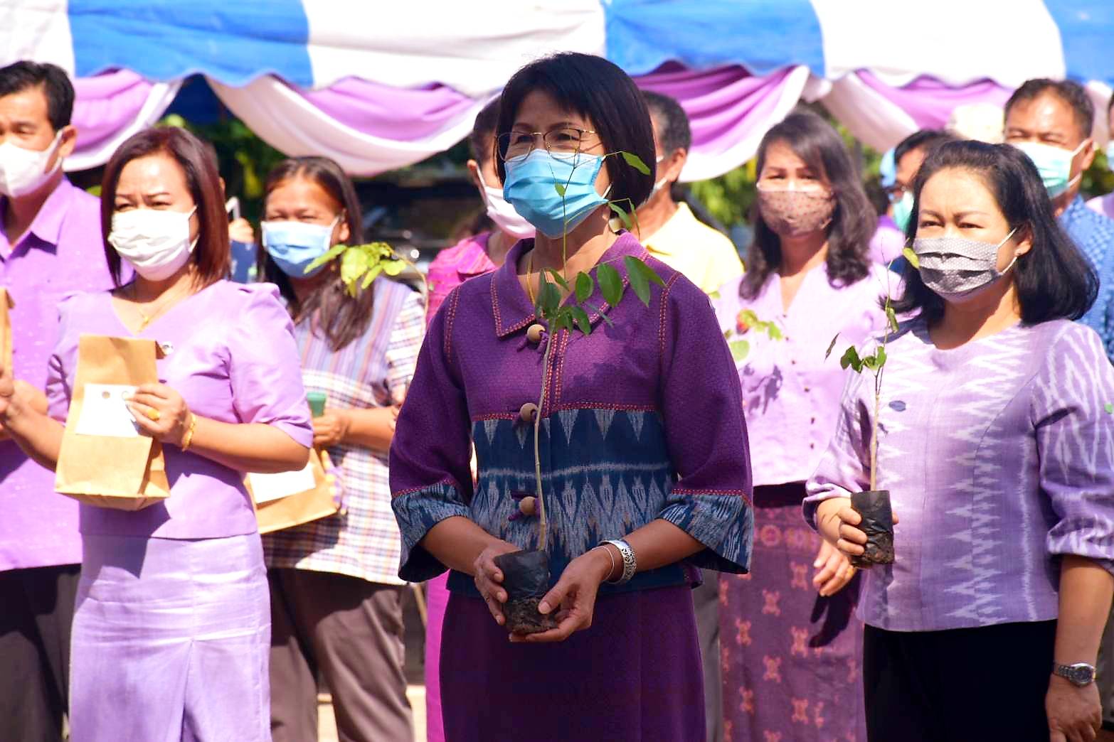 26 มิถุนายน 2563 พช.มค. ร่วมกับอำเภอโกสุมพิสัย และองค์การบริหารส่วนตำบลดอนกลาง อำเภอโกสุมพิสัย จังหวัดมหาสารคาม ดำเนินโครงการรวมพลังสตรีอาสาพัฒนา ปลูกป่าเฉลิมพระเกียรติ เนื่องในโอกาสวันเฉลิมพระชนมพรรษา สมเด็จพระนางเจ้าสุทิดา พัชรสุธาพิมลลักษณ พระบรมราชินี