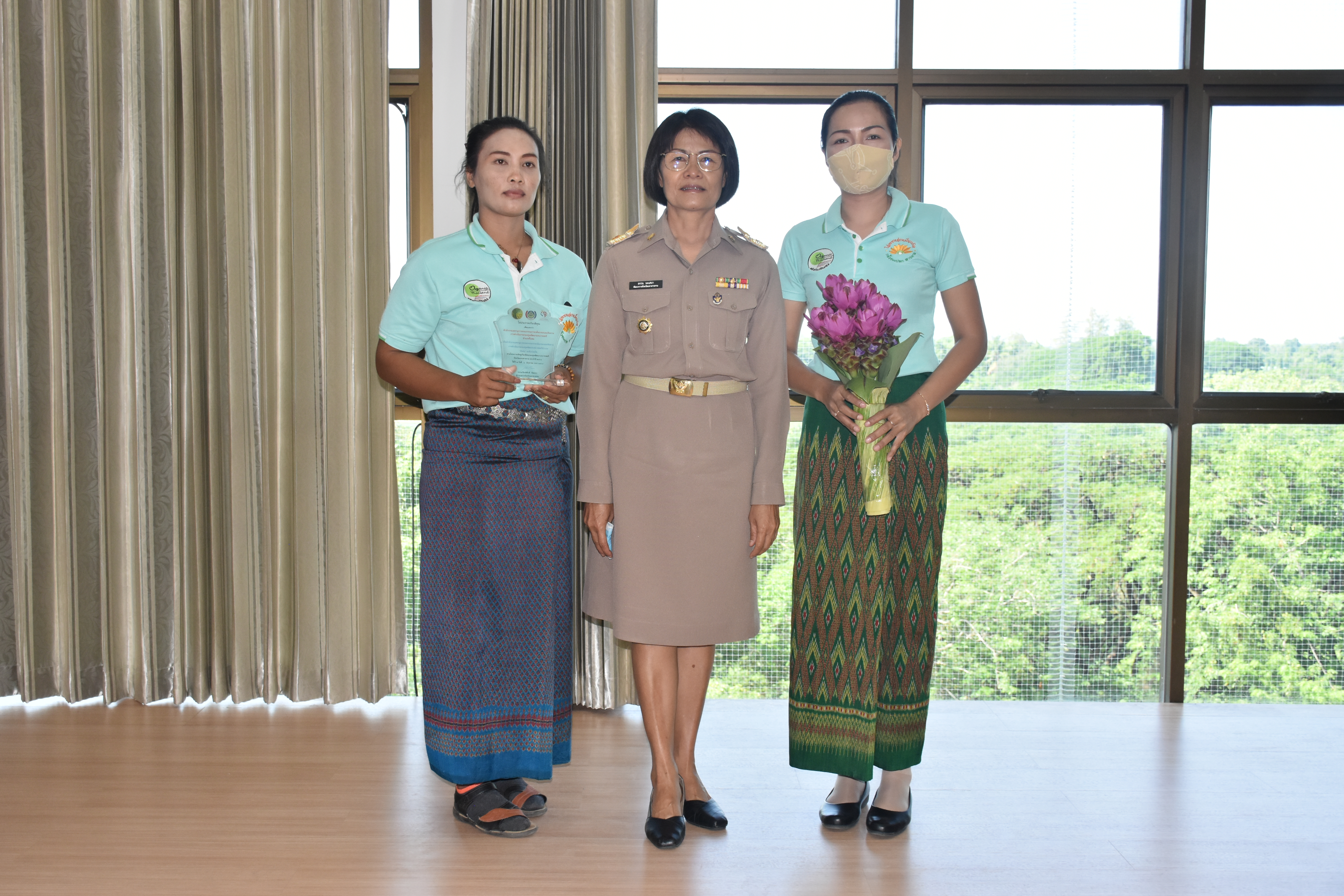 29 มิถุนายน 2563 เวลา 09.30 นายเกียรติศักดิ์ จันทรา ผู้ว่าราชการจังหวัดมหาสารคาม เป็นประธานการประชุมคณะกรมการจังหวัดมหาสารคาม ครั้งที่ 3/2563 พร้อมให้เกียรติมอบโล่รางวัลและใบประกาศเกียรติคุณโครงการเชิดชูเกียรติคนกองทุนพัฒนาบทบาทสตรี ประจำปี 2563