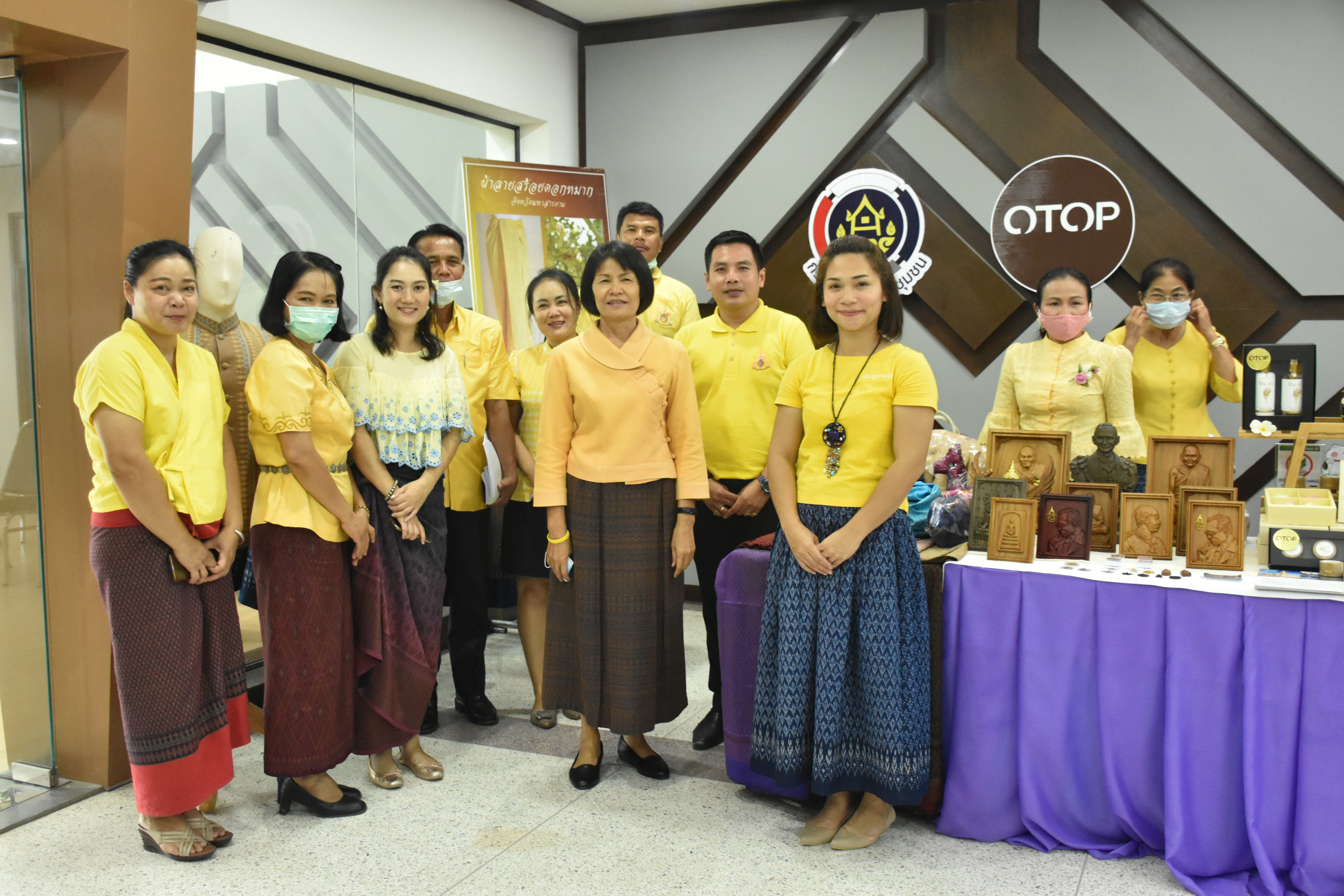 พช.มค.สานพลังเครือข่าย OTOP มหาสารคาม นำผู้ผลิต ผู้ประกอบการ จัดแสดงและจำหน่ายสินค้าตามโครงการสมาชิกวุฒิสภาพบประชาชน ณ จังหวัดมหาสารคาม และจังหวัดขอนแก่น