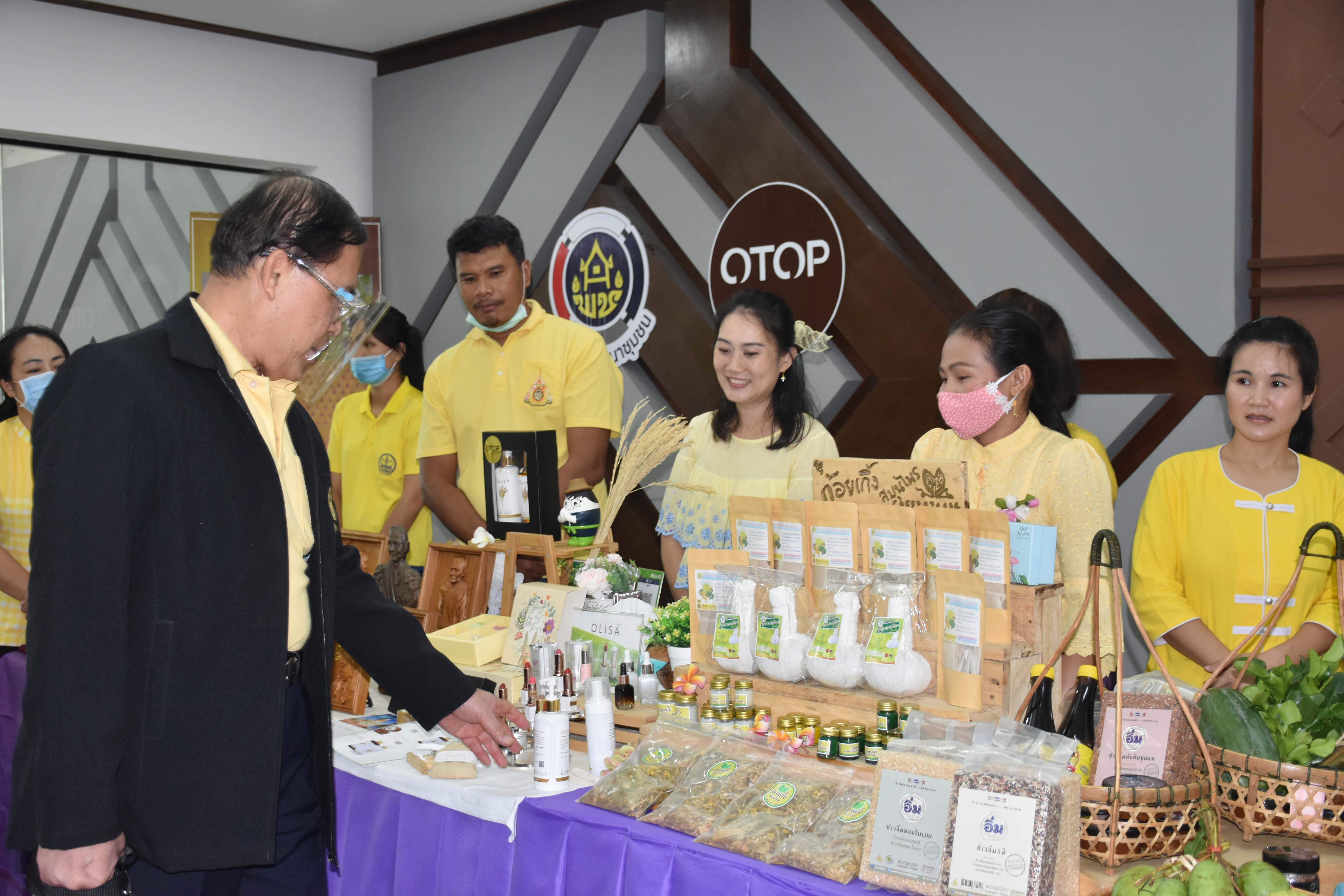 พช.มค.สานพลังเครือข่าย OTOP มหาสารคาม นำผู้ผลิต ผู้ประกอบการ จัดแสดงและจำหน่ายสินค้าตามโครงการสมาชิกวุฒิสภาพบประชาชน ณ จังหวัดมหาสารคาม และจังหวัดขอนแก่น