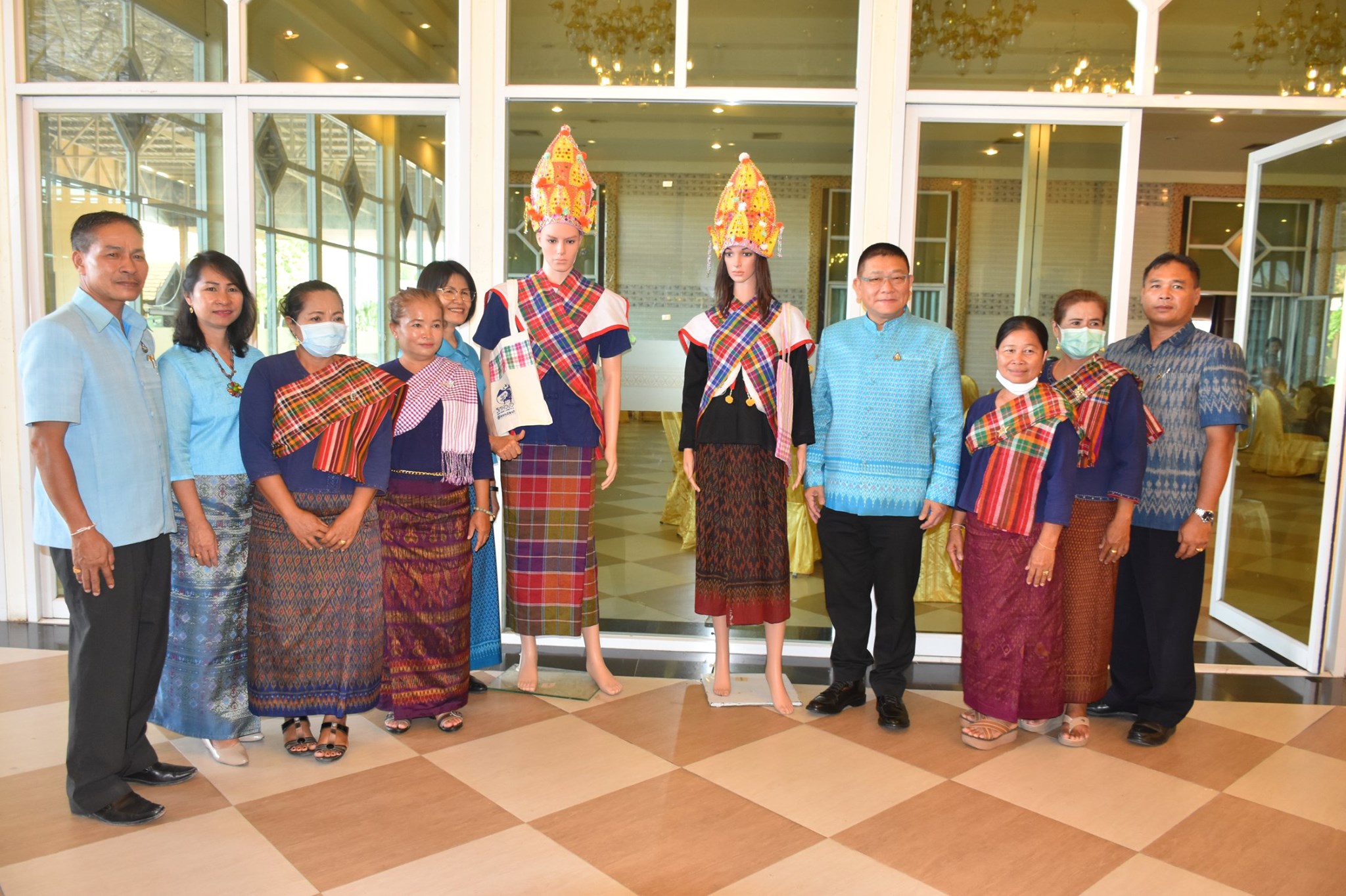 วันพุธที่ 19 สิงหาคม 2563 พช.มหาสารคาม บันทึกข้อตกลง (MOU) ว่าด้วยการประสานความร่วมมือการเชื่อมโยงเครือข่าย องค์ความรู้ การค้า การลงทุน และการตลาด เพื่อสนับสนุนการสร้างรายได้จากการจำหน่ายสินค้าชุมชนด้วยกลไกประชารัฐ ระหว่าง จังหวัดมหาสารคาม กับ ส่วนราชการ ภาคเอกชน ภาคการศึกษา ณ ห้องประชุม TCC 3 โรงแรมตักสิลามหาสารคาม อำเภอเมืองมหาสารคาม จังหวัดมหาสารคาม