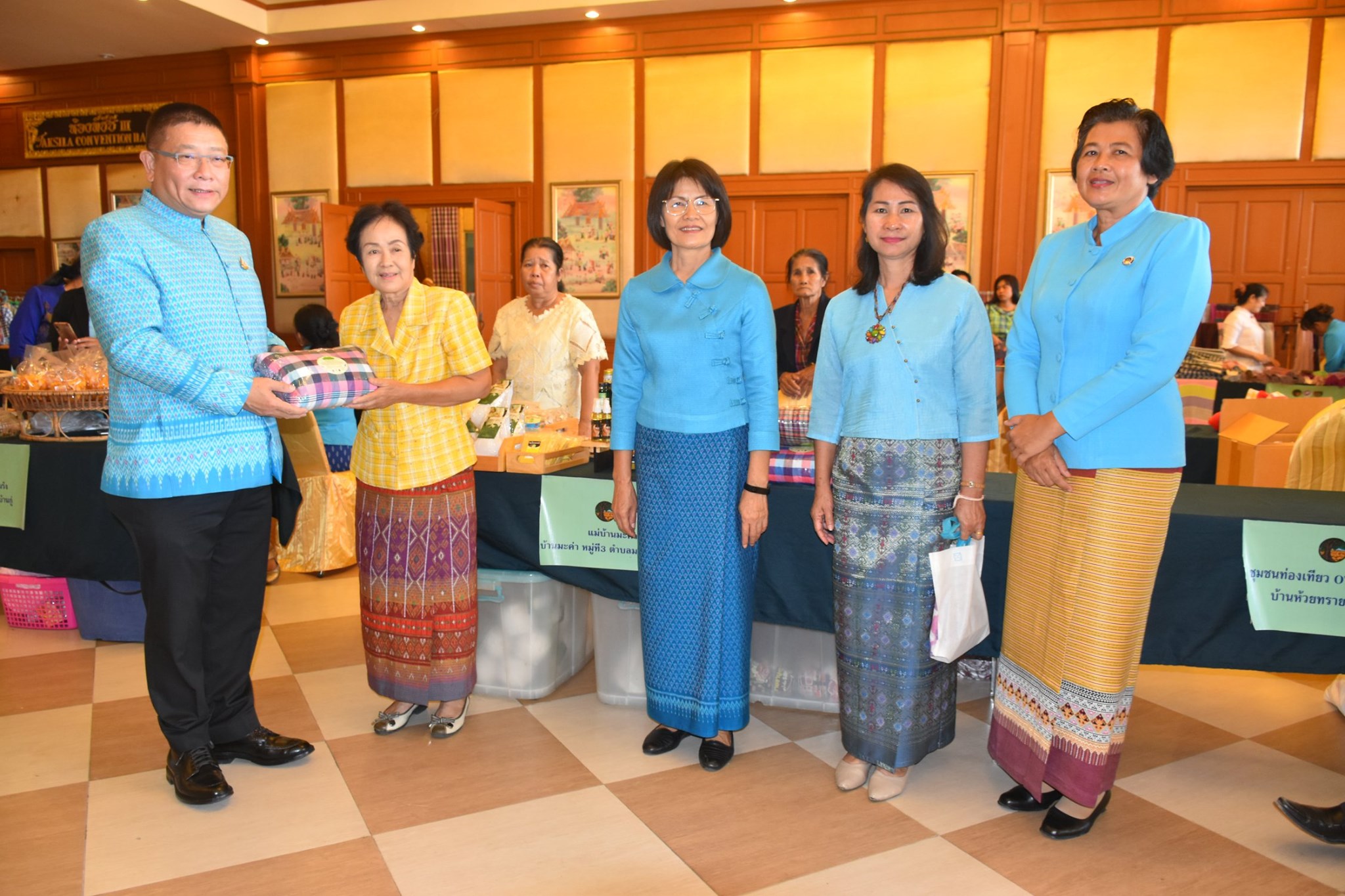 วันพุธที่ 19 สิงหาคม 2563 พช.มหาสารคาม บันทึกข้อตกลง (MOU) ว่าด้วยการประสานความร่วมมือการเชื่อมโยงเครือข่าย องค์ความรู้ การค้า การลงทุน และการตลาด เพื่อสนับสนุนการสร้างรายได้จากการจำหน่ายสินค้าชุมชนด้วยกลไกประชารัฐ ระหว่าง จังหวัดมหาสารคาม กับ ส่วนราชการ ภาคเอกชน ภาคการศึกษา ณ ห้องประชุม TCC 3 โรงแรมตักสิลามหาสารคาม อำเภอเมืองมหาสารคาม จังหวัดมหาสารคาม