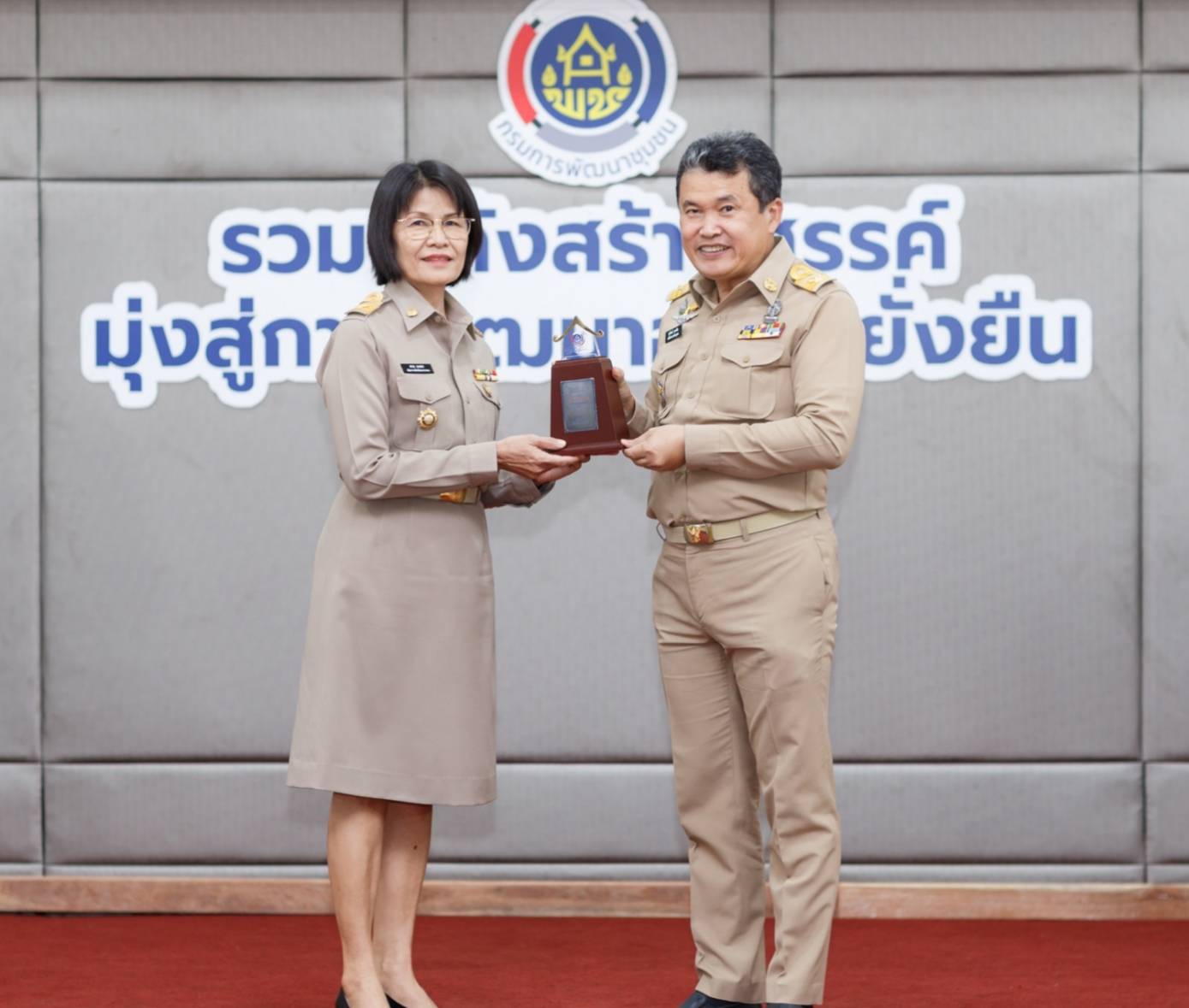 พช.มหาสารคาม ร่วมโครงการฝึกอบรมบุคลากรกรมการพัฒนาชุมชน เพื่อบริหารจัดการเสริมสร้างชุมชนเข้มแข็งพึ่งตนเองได้อย่างยั่งยืน หลักสูตรเสริมสมรรถนะผู้บริหารระดับสูง และเข้ารับโล่รางวัลหน่วยงานพัฒนาชุมชนใสสะอาด ประจำปีงบประมาณ 2563