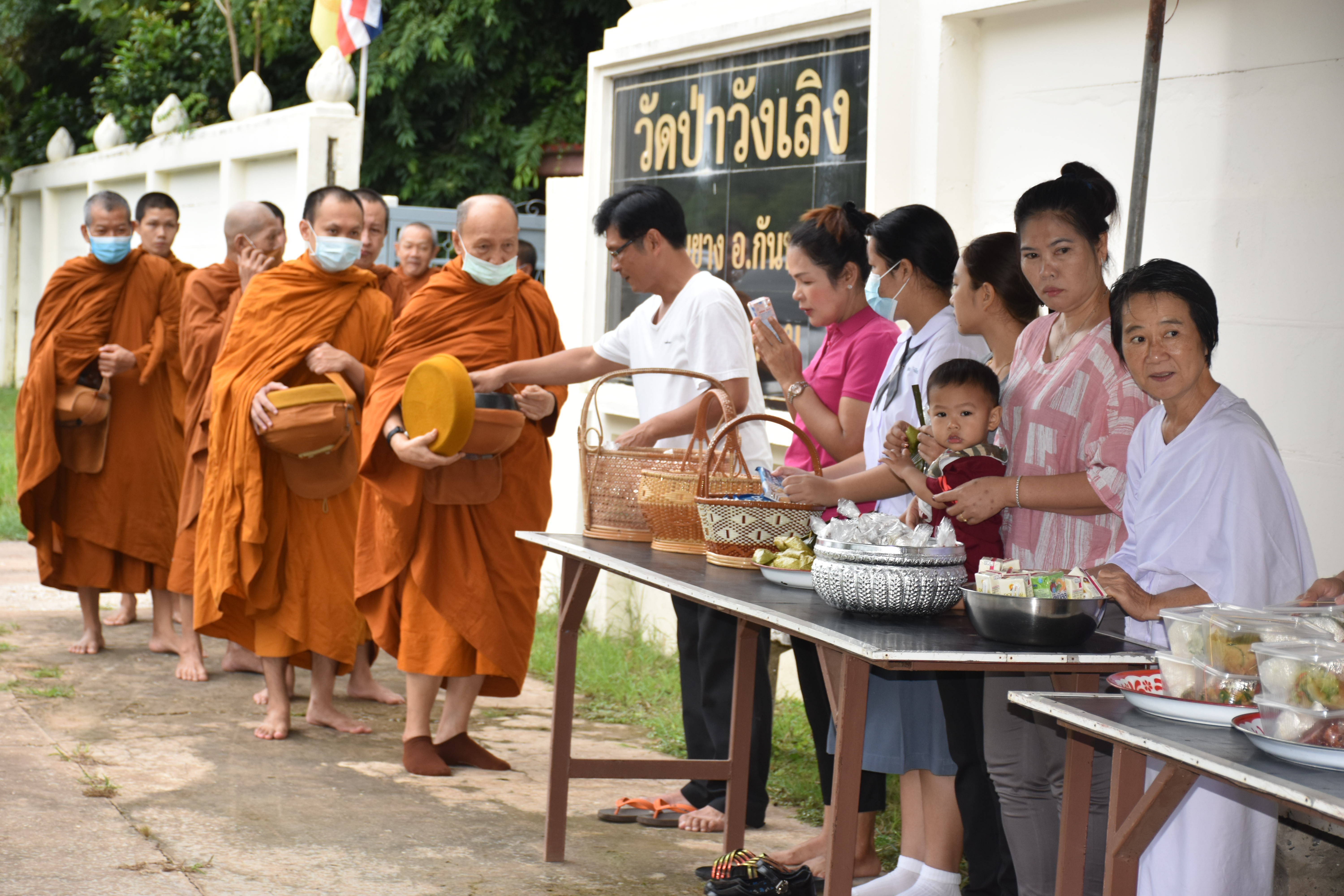 วันนี้ 1 ตุลาคม 2563 เวลา 07.00 น. พช.มหาสารคามจัดกิจกรรมวันคล้ายวันก่อตั้งกรมการพัฒนาชุมชน ประจำปี 2563 และกิจกรรมสเสริมความสัมพันธ์ สอ.พช. (ด้านสังคมและสิ่งแวดล้อม) ประจำปี 2563 ณ วัดป่าวังเลิง บ้านหัวขัว ตำบลท่าขอนยาง อำเภอกันทรวิชัย จังหวัดมหาสารคาม